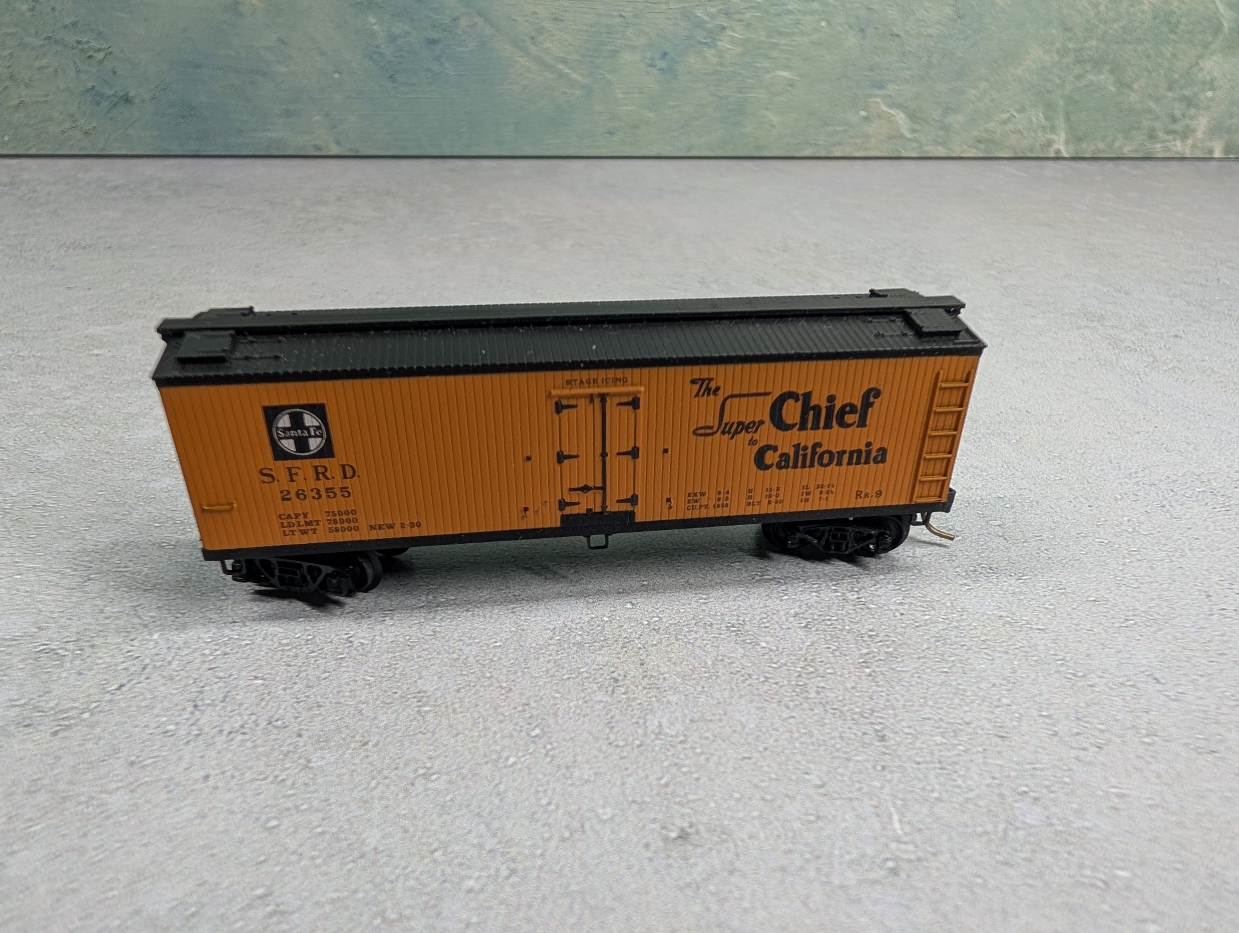 USED Micro-Trains N Scale 40' Reefer Box Car Santa Fe SFRD #26355 Knuckle Couplers
