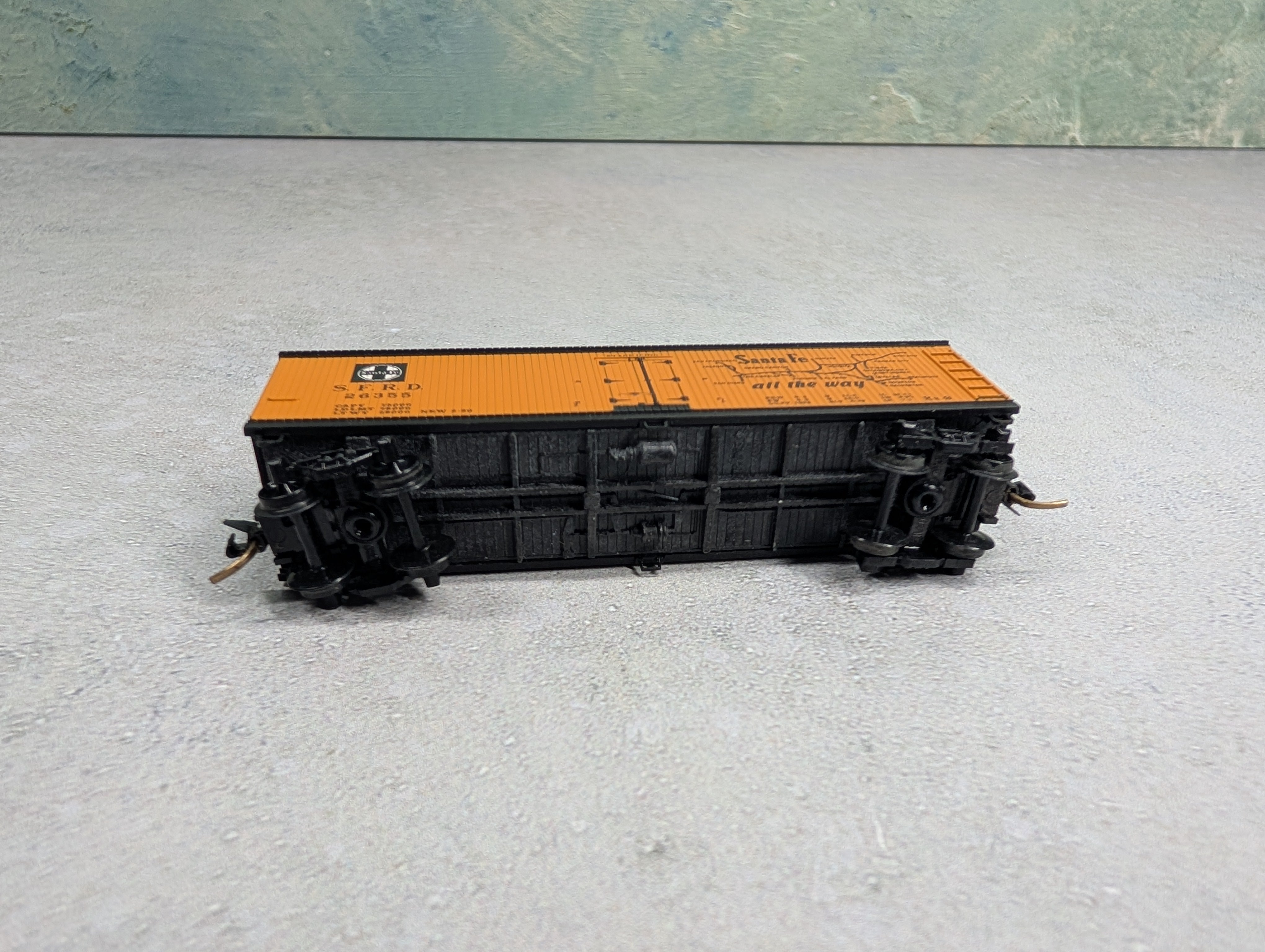 USED Micro-Trains N Scale 40' Reefer Box Car Santa Fe SFRD #26355 Knuckle Couplers
