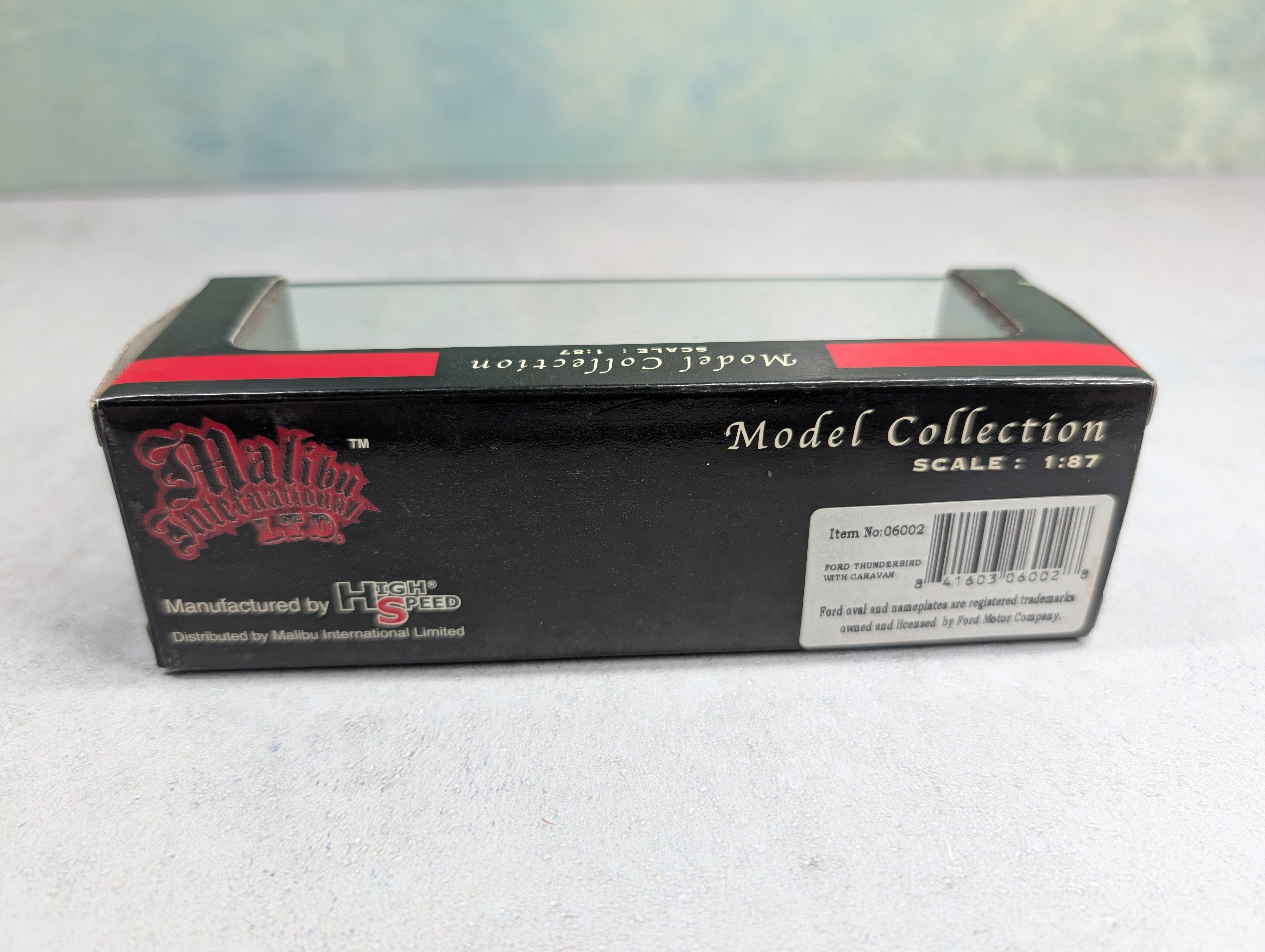 Malibu International 6002 HO Scale Ford Thunderbird with Caravan