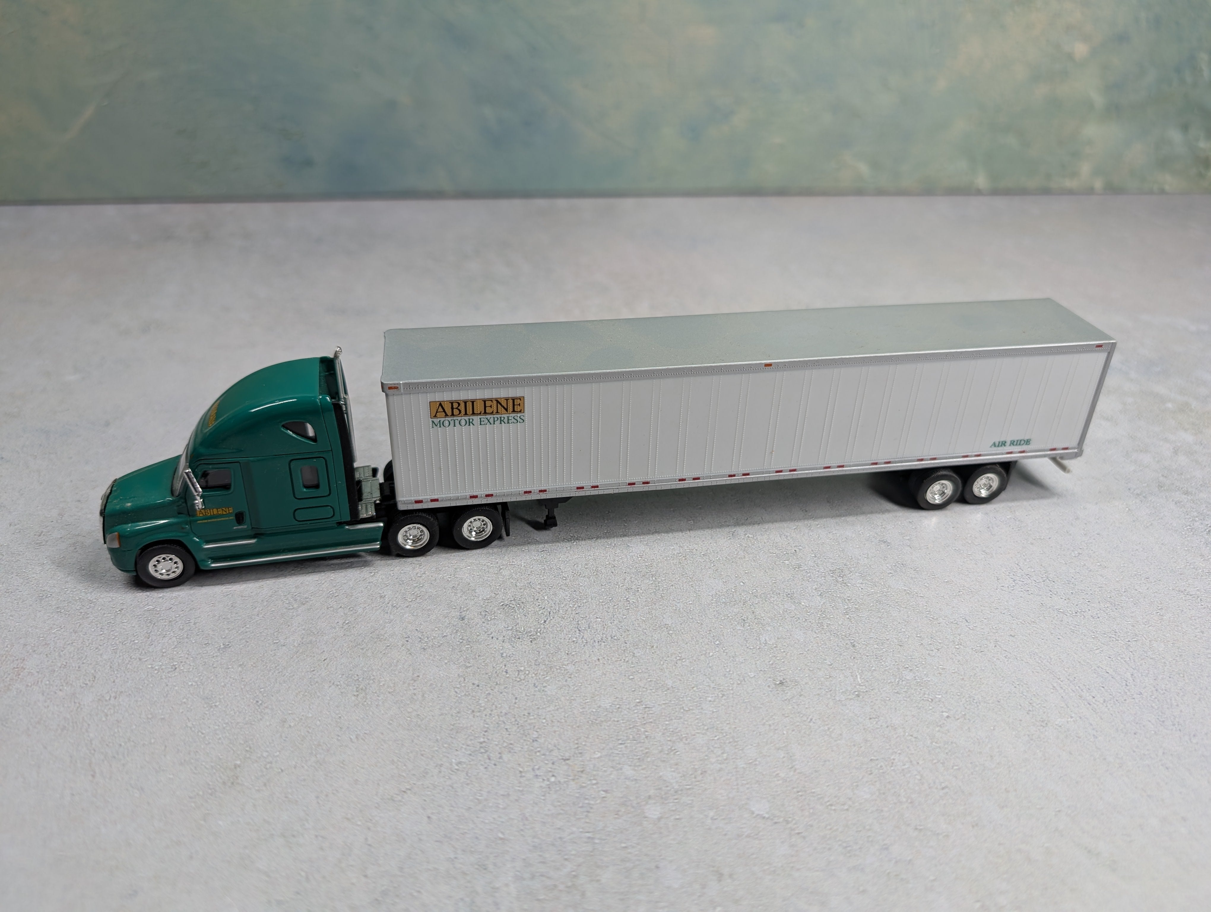 USED Tonkin HO Scale Green Truck Abilene Motor Express w/ 53' Container