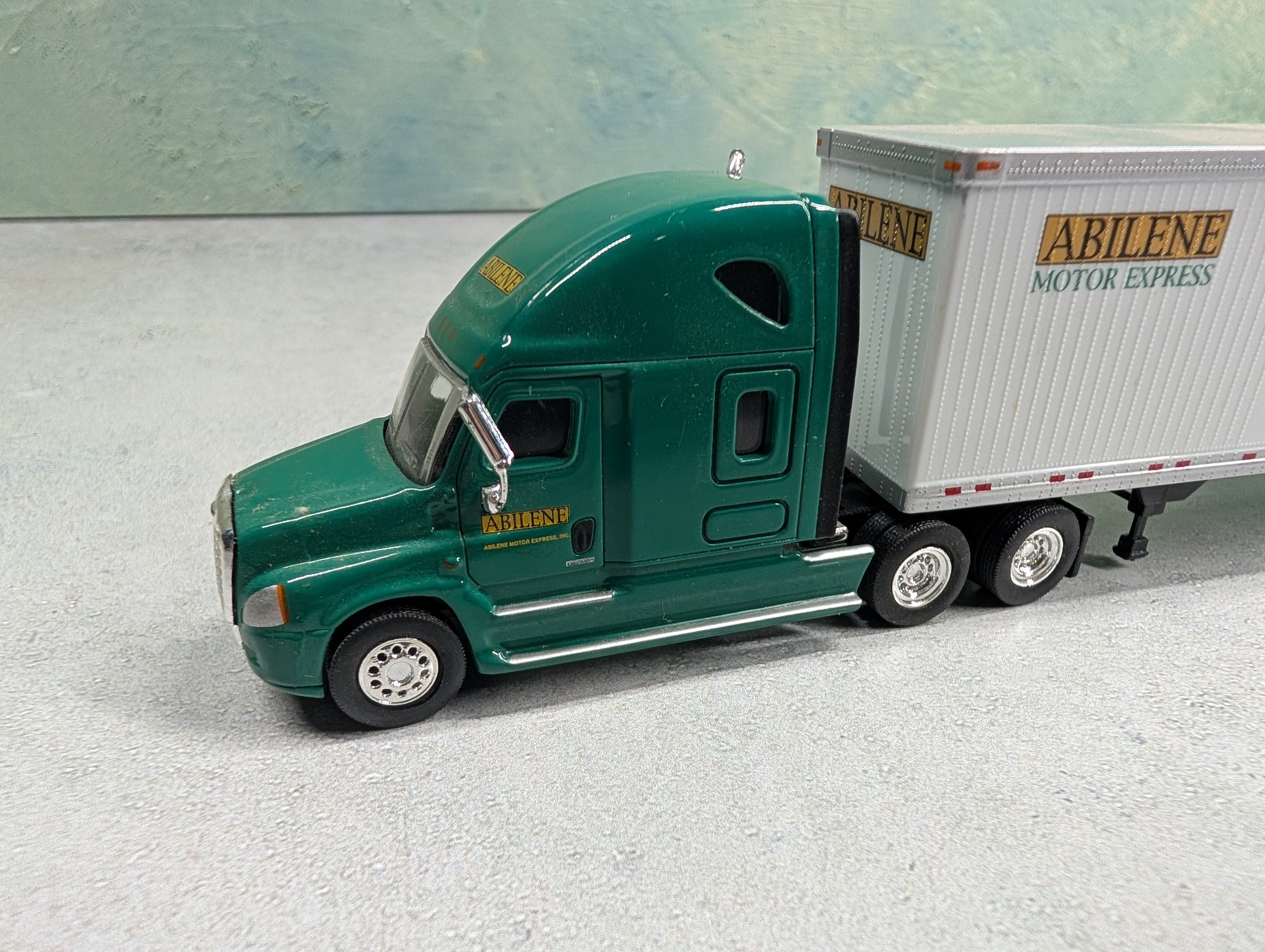 USED Tonkin HO Scale Green Truck Abilene Motor Express w/ 53' Container
