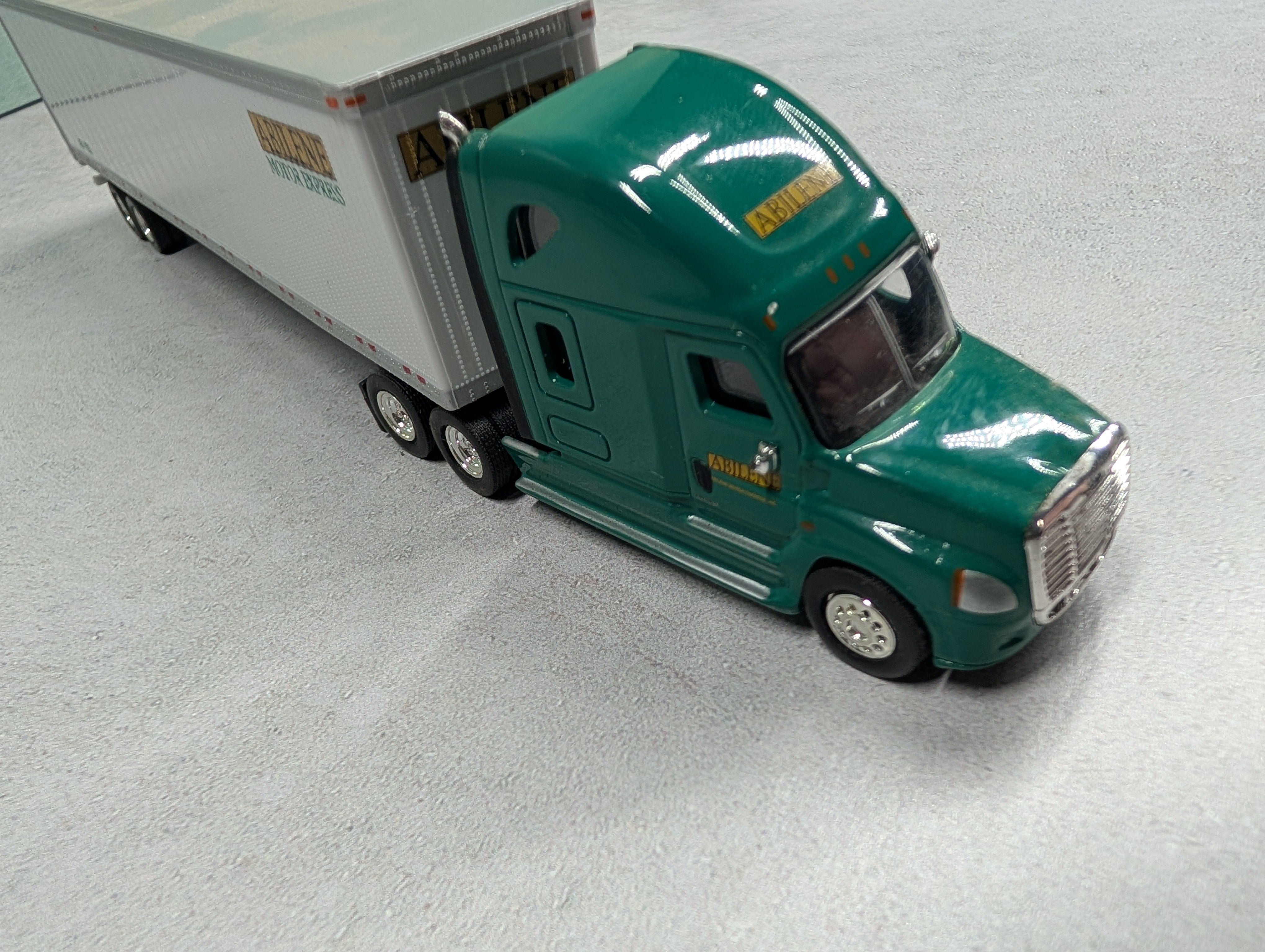 USED Tonkin HO Scale Green Truck Abilene Motor Express w/ 53' Container