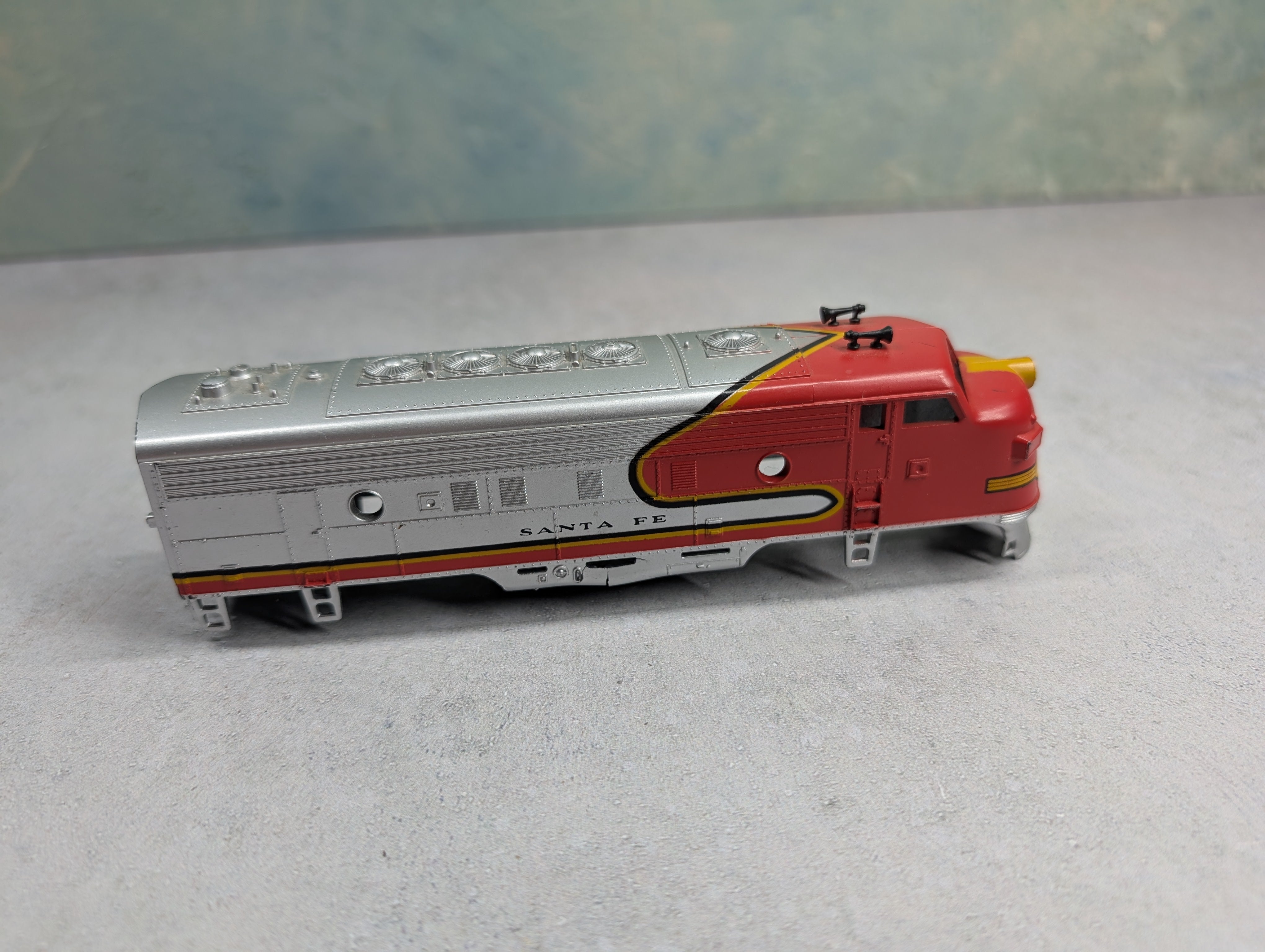 USED Athearn HO Scale A Unit Diesel Locomotive Santa Fe Runs DC