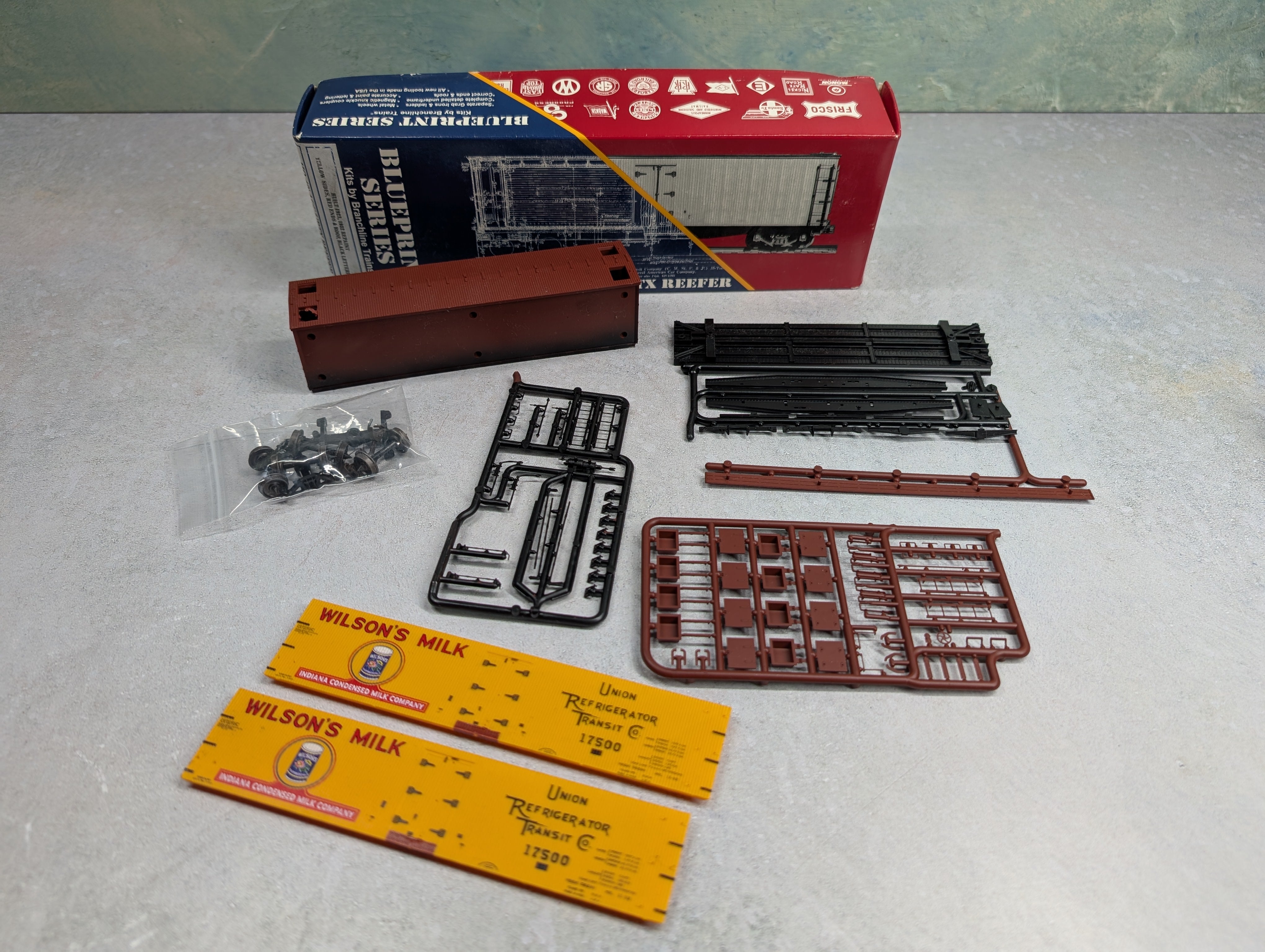 USED Branchline HO Scale 40' Reefers Nucoa Foods & Wilson's Milk KIT (2 pcs)