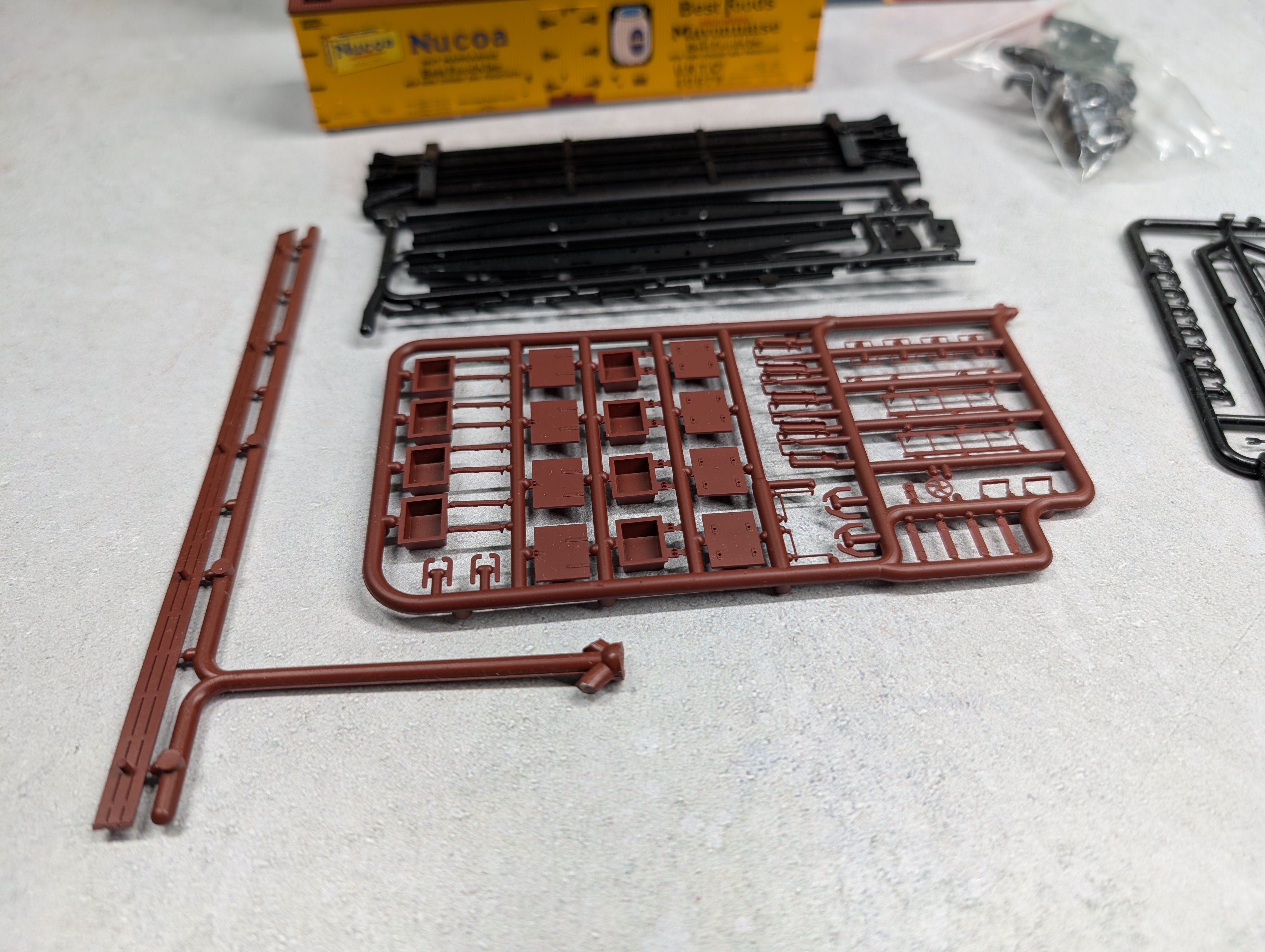 USED Branchline HO Scale 40' Reefers Nucoa Foods & Wilson's Milk KIT (2 pcs)