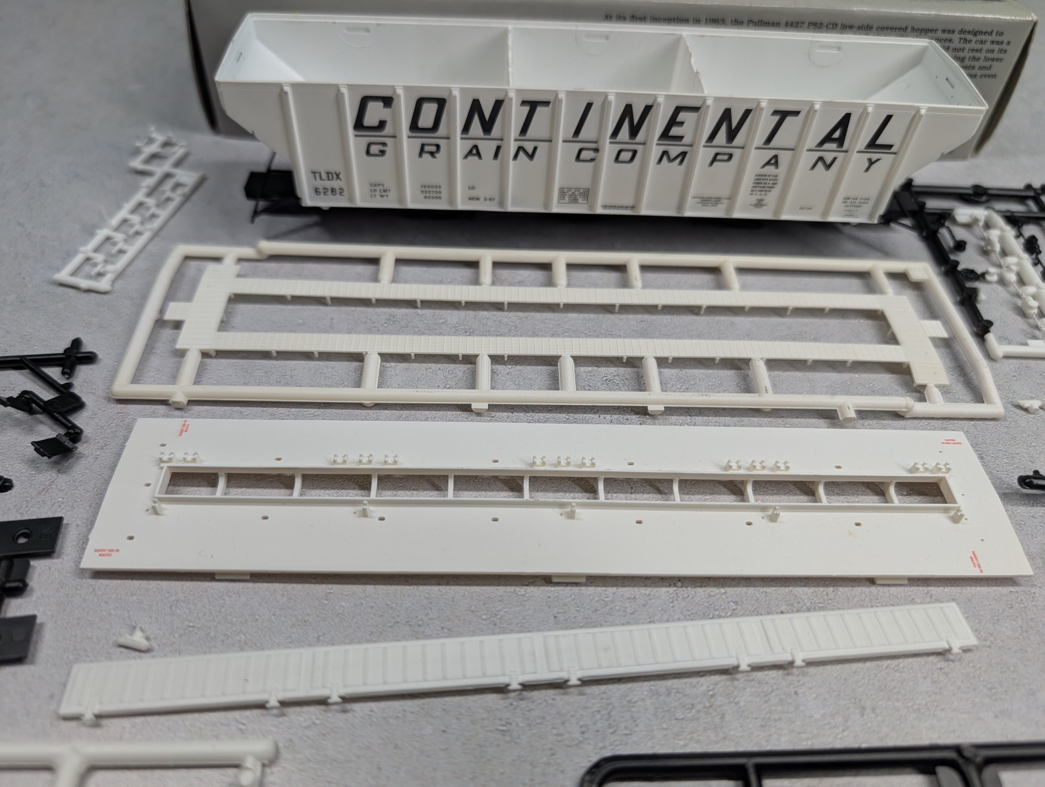 USED Life-Like 21875 HO Scale Proto 2000 - 4427 PS2-CD High-Side Covered Hopper Continental Grain TLDX #6282 KIT