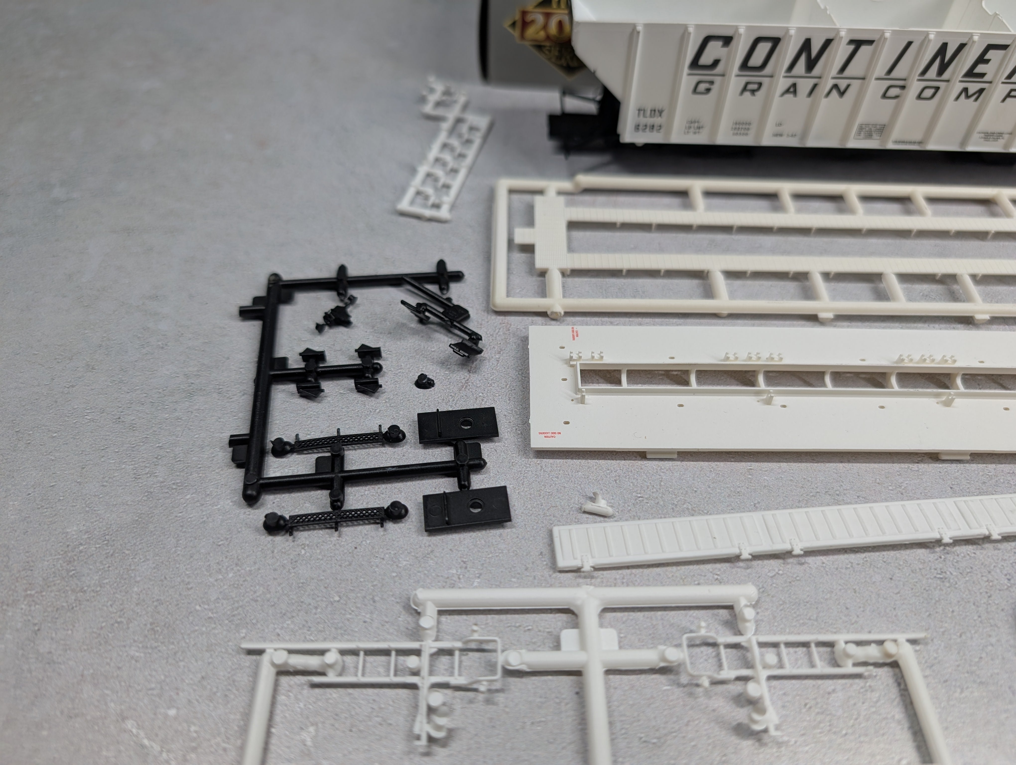 USED Life-Like 21875 HO Scale Proto 2000 - 4427 PS2-CD High-Side Covered Hopper Continental Grain TLDX #6282 KIT