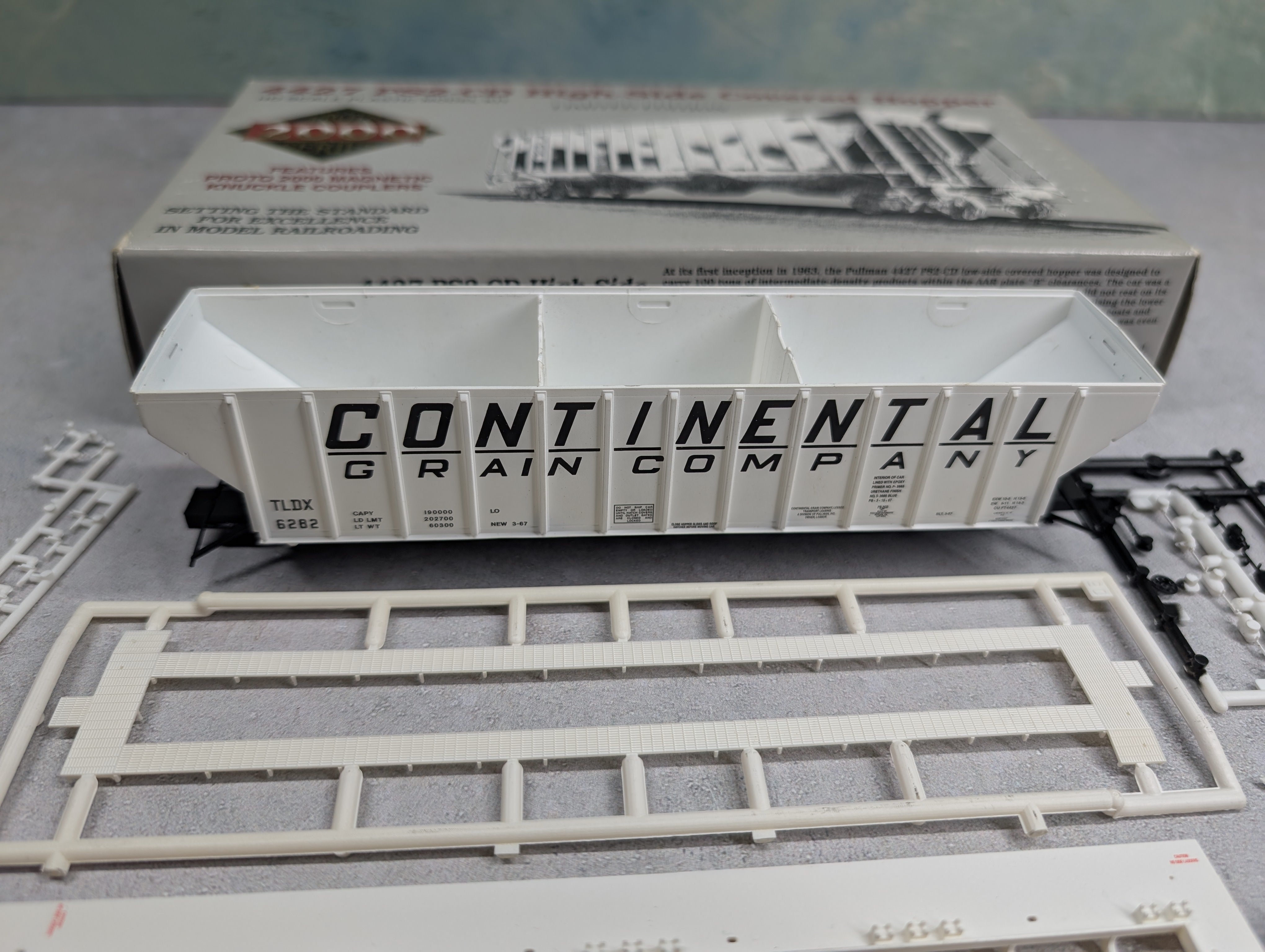 USED Life-Like 21875 HO Scale Proto 2000 - 4427 PS2-CD High-Side Covered Hopper Continental Grain TLDX #6282 KIT