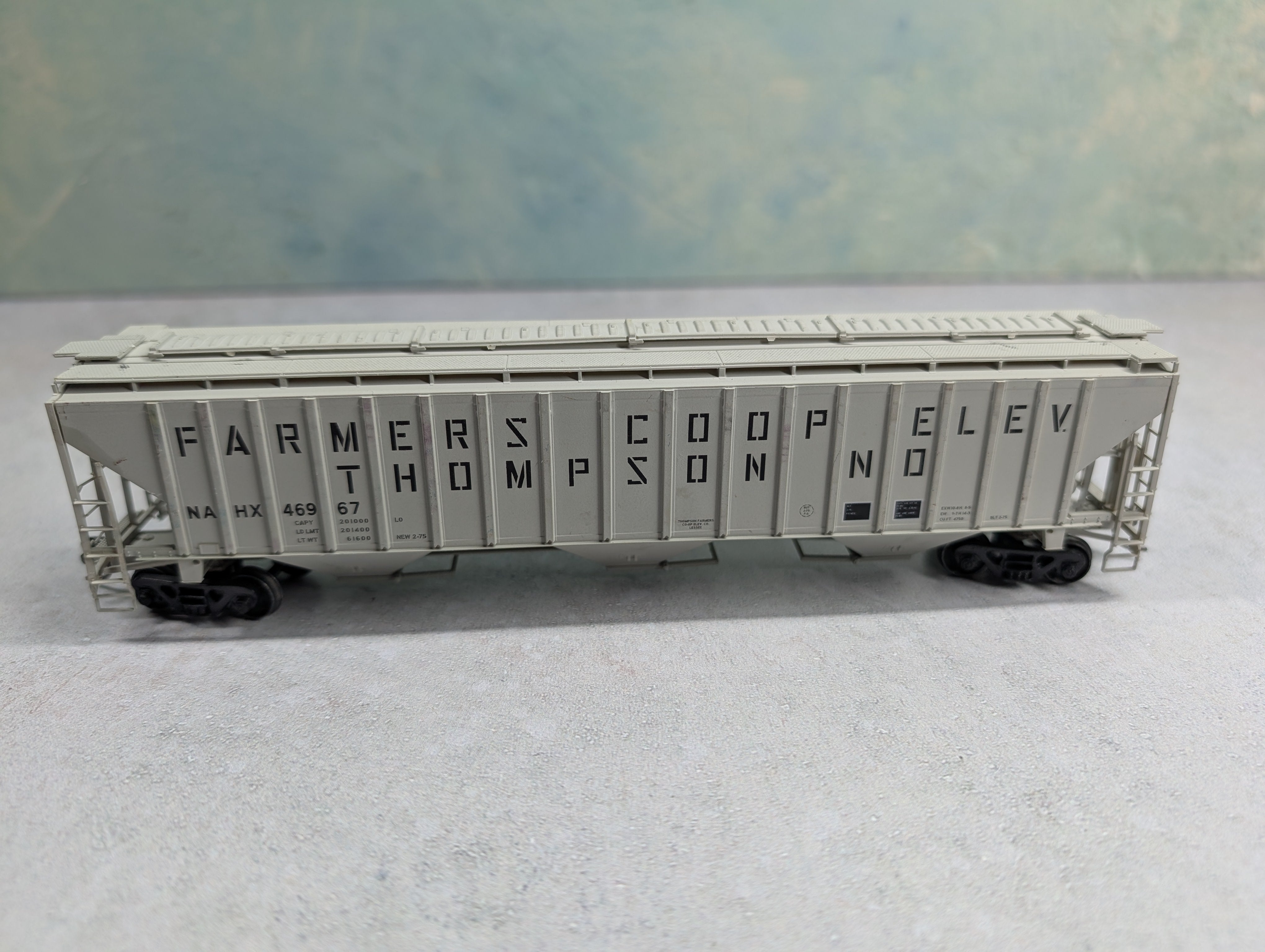 USED Accurail HO Scale 3 Bay Covered Hopper Farmers Coop Elev Thompson ND NAHX #46967