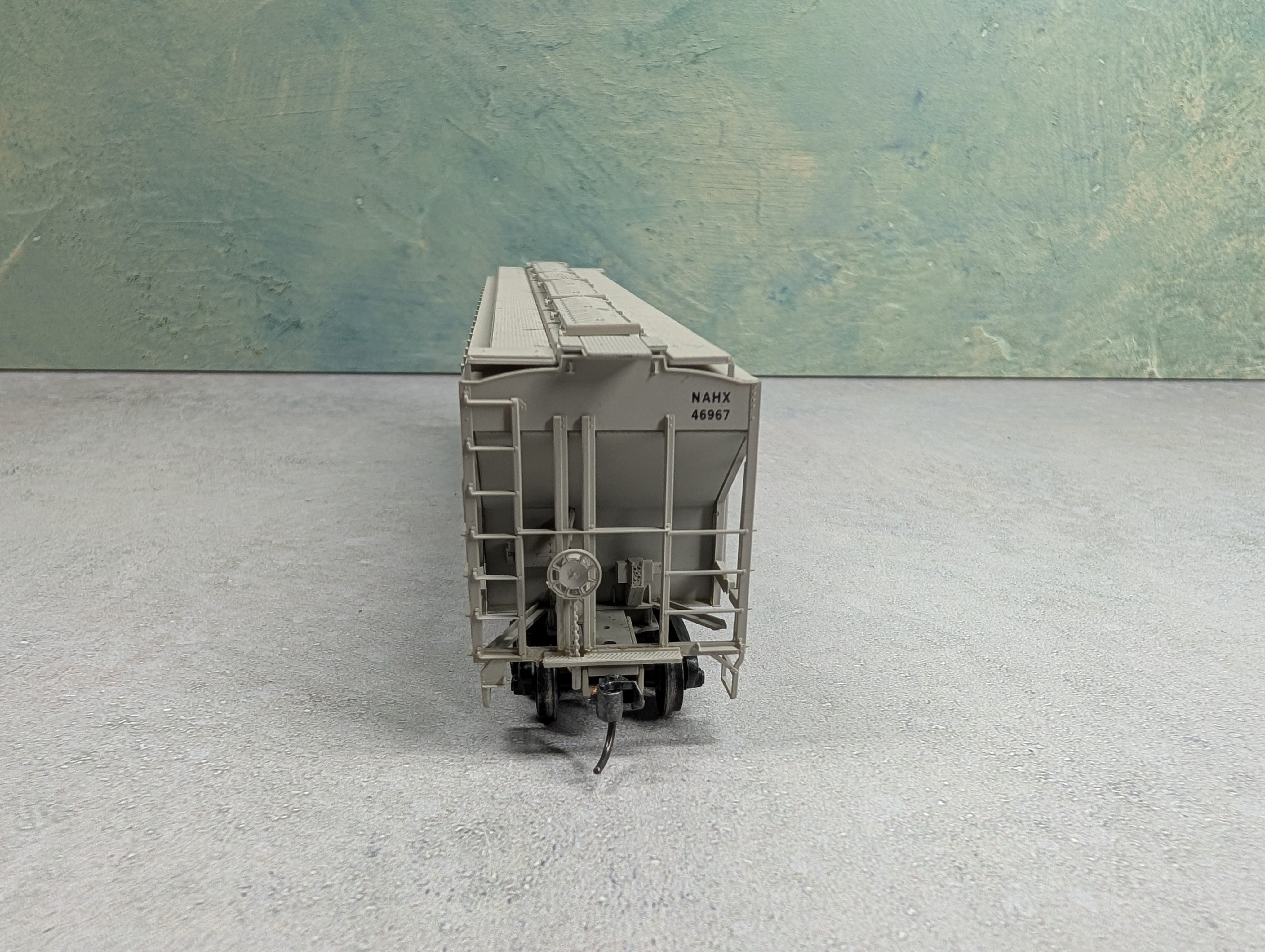 USED Accurail HO Scale 3 Bay Covered Hopper Farmers Coop Elev Thompson ND NAHX #46967