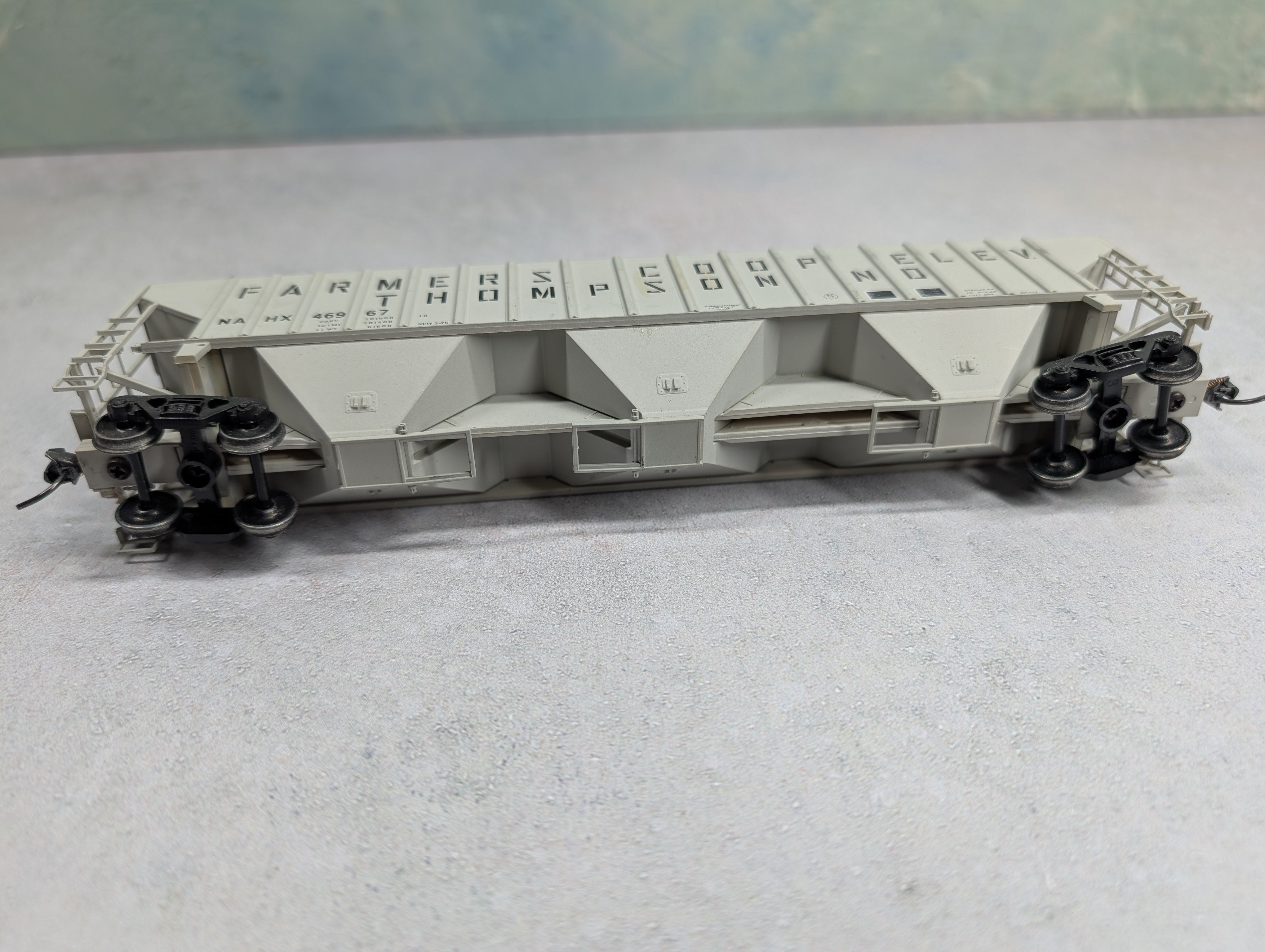 USED Accurail HO Scale 3 Bay Covered Hopper Farmers Coop Elev Thompson ND NAHX #46967