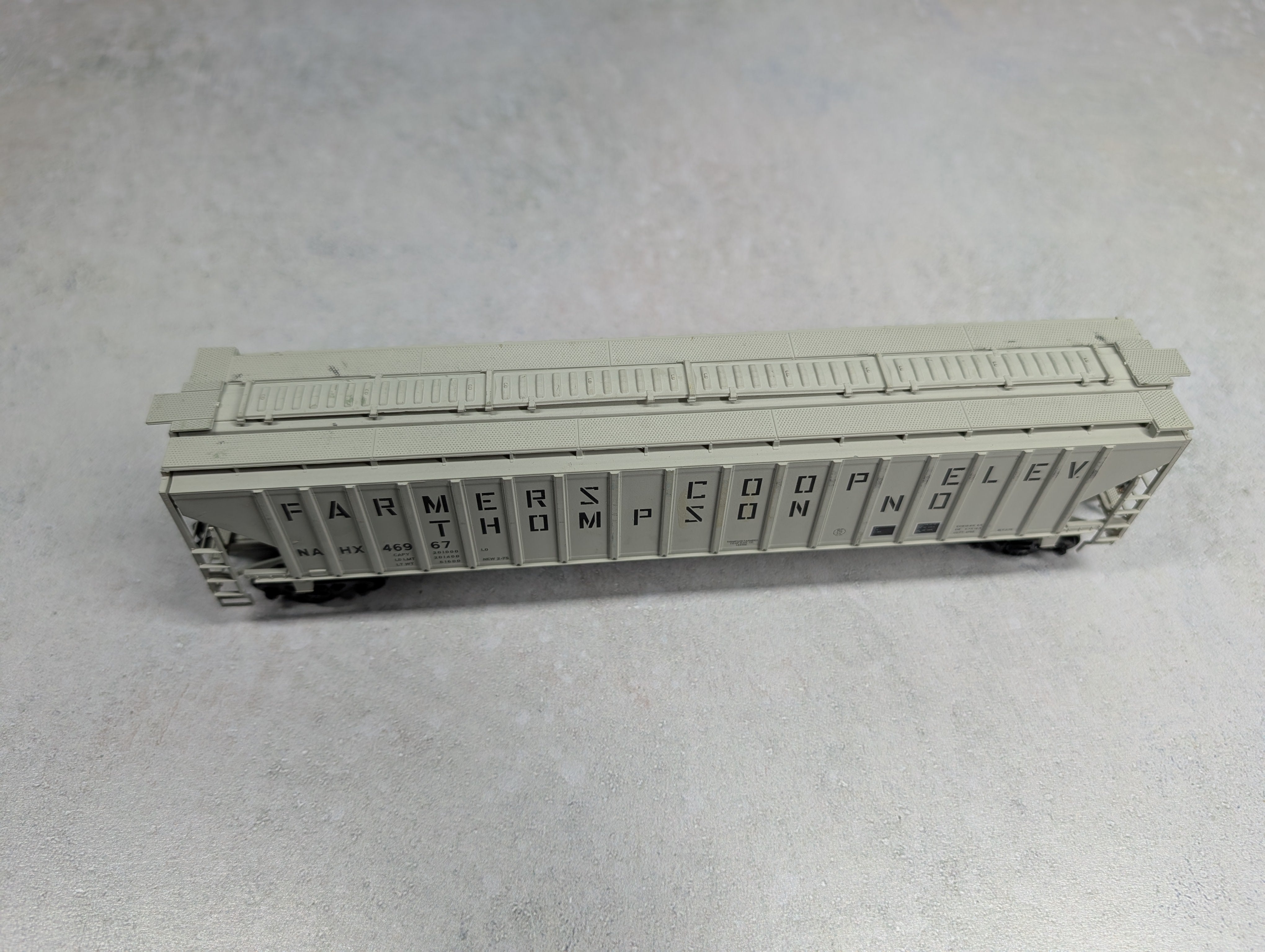 USED Accurail HO Scale 3 Bay Covered Hopper Farmers Coop Elev Thompson ND NAHX #46967