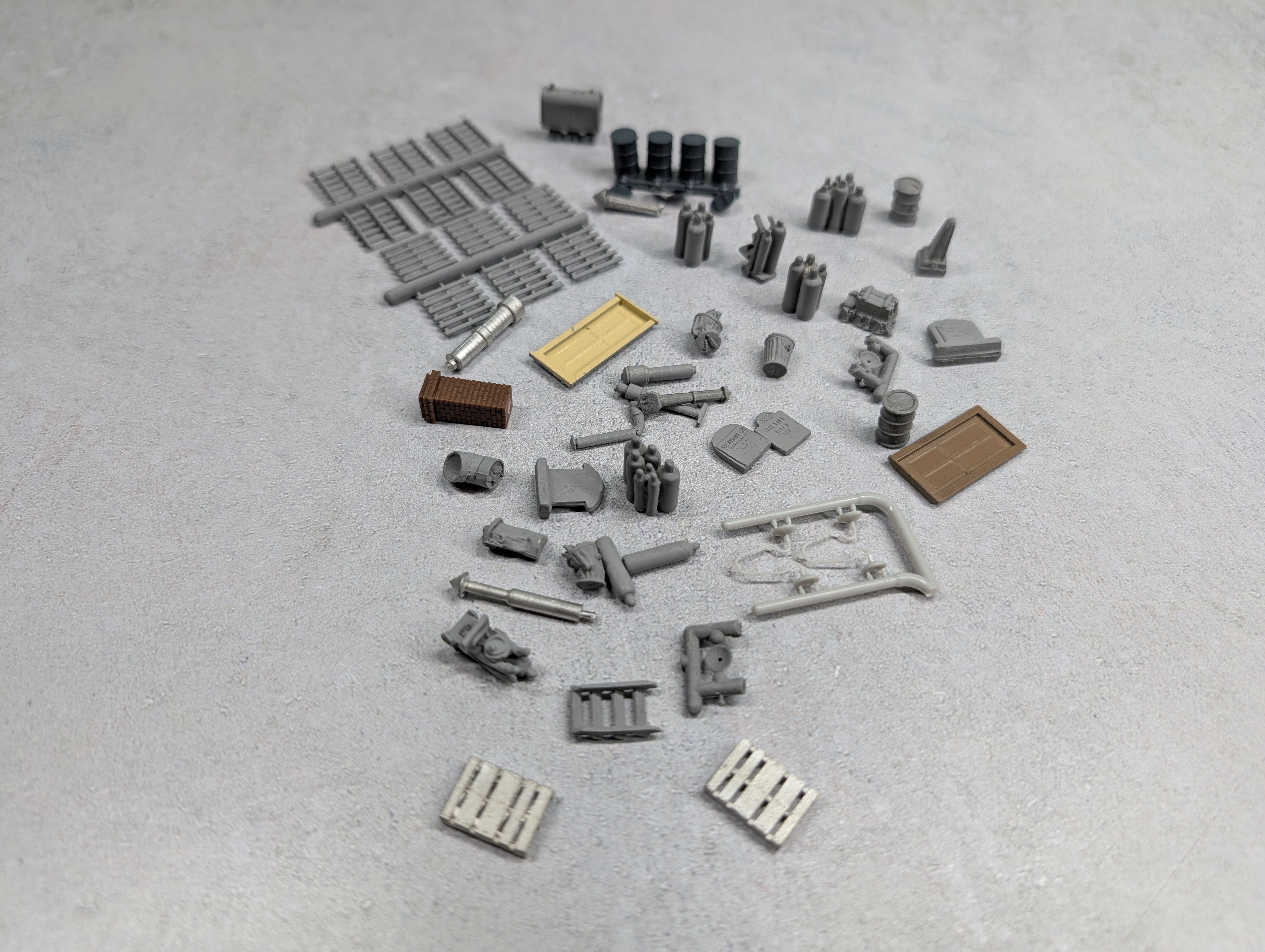 USED HO Scale Lot of Pallets, Cylinders, Barrels & Other Details