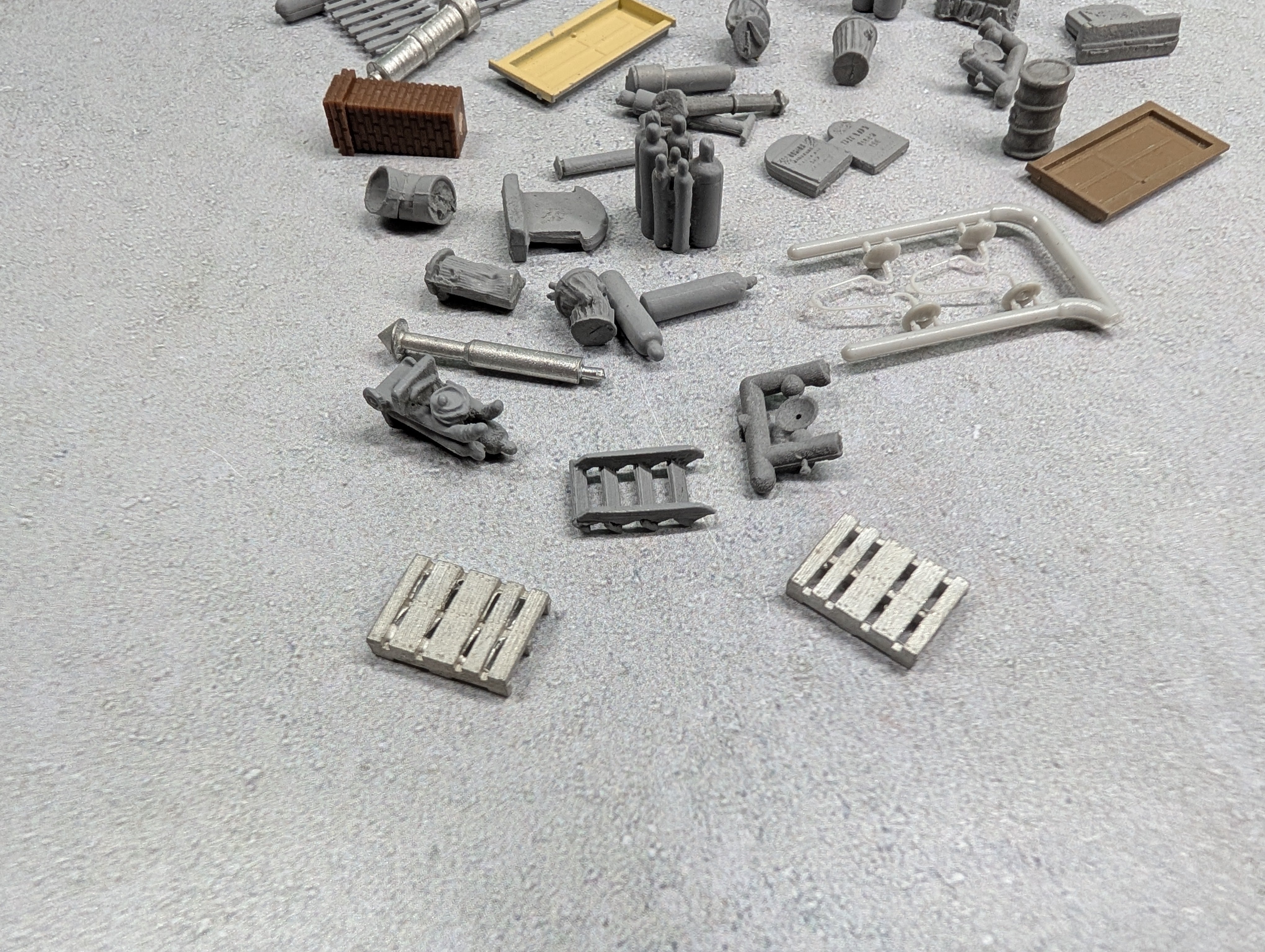 USED HO Scale Lot of Pallets, Cylinders, Barrels & Other Details