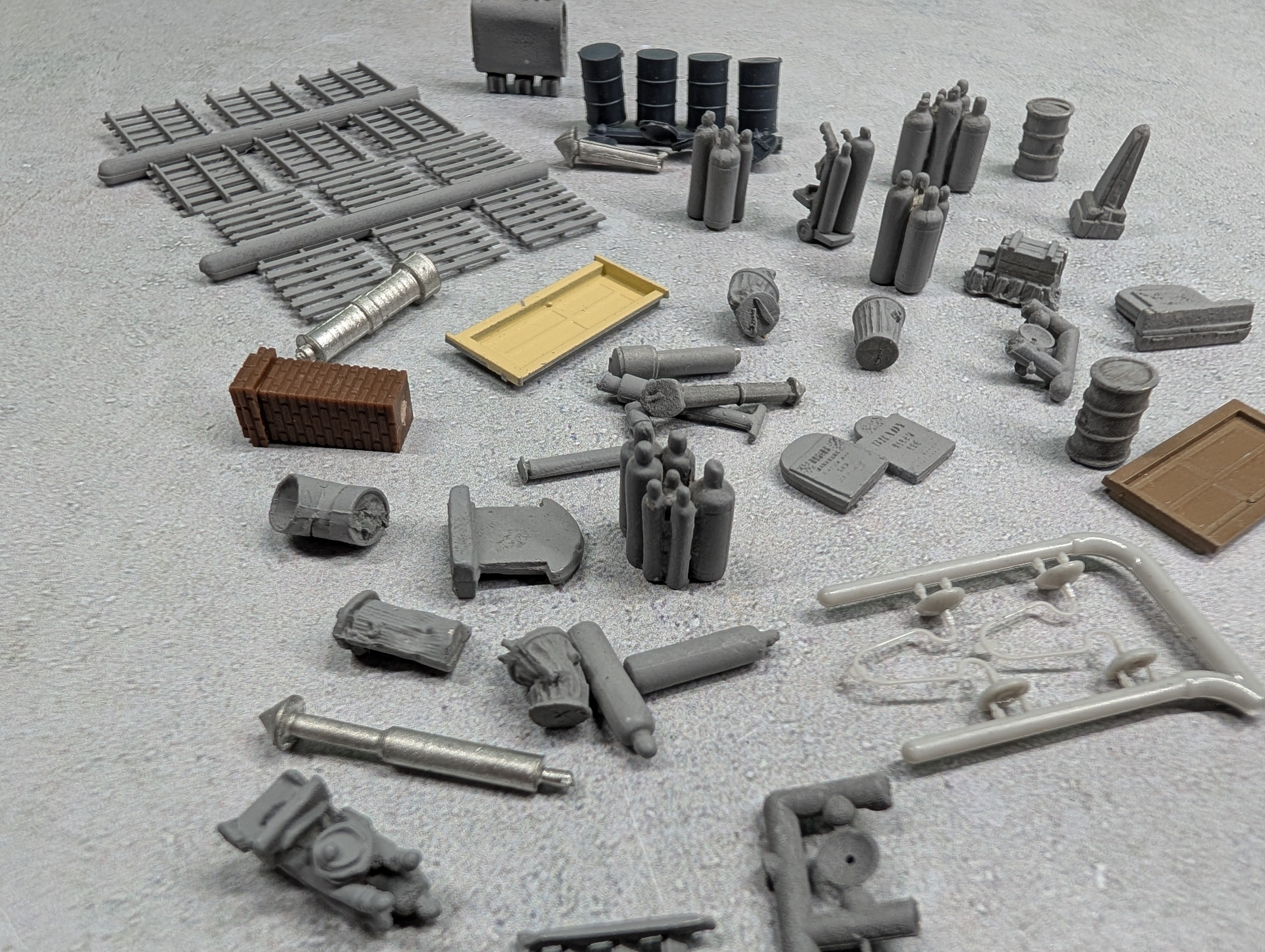 USED HO Scale Lot of Pallets, Cylinders, Barrels & Other Details