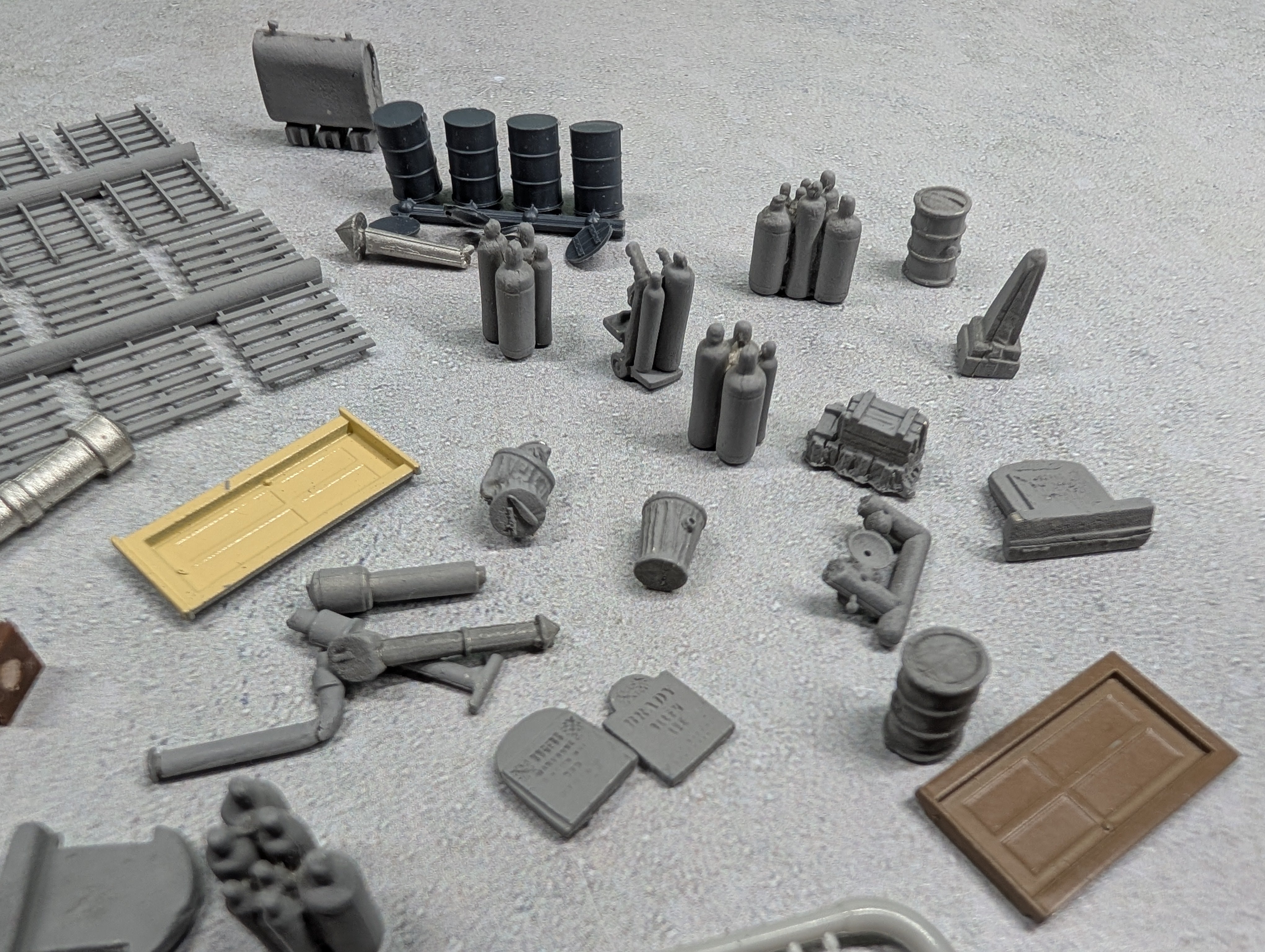 USED HO Scale Lot of Pallets, Cylinders, Barrels & Other Details