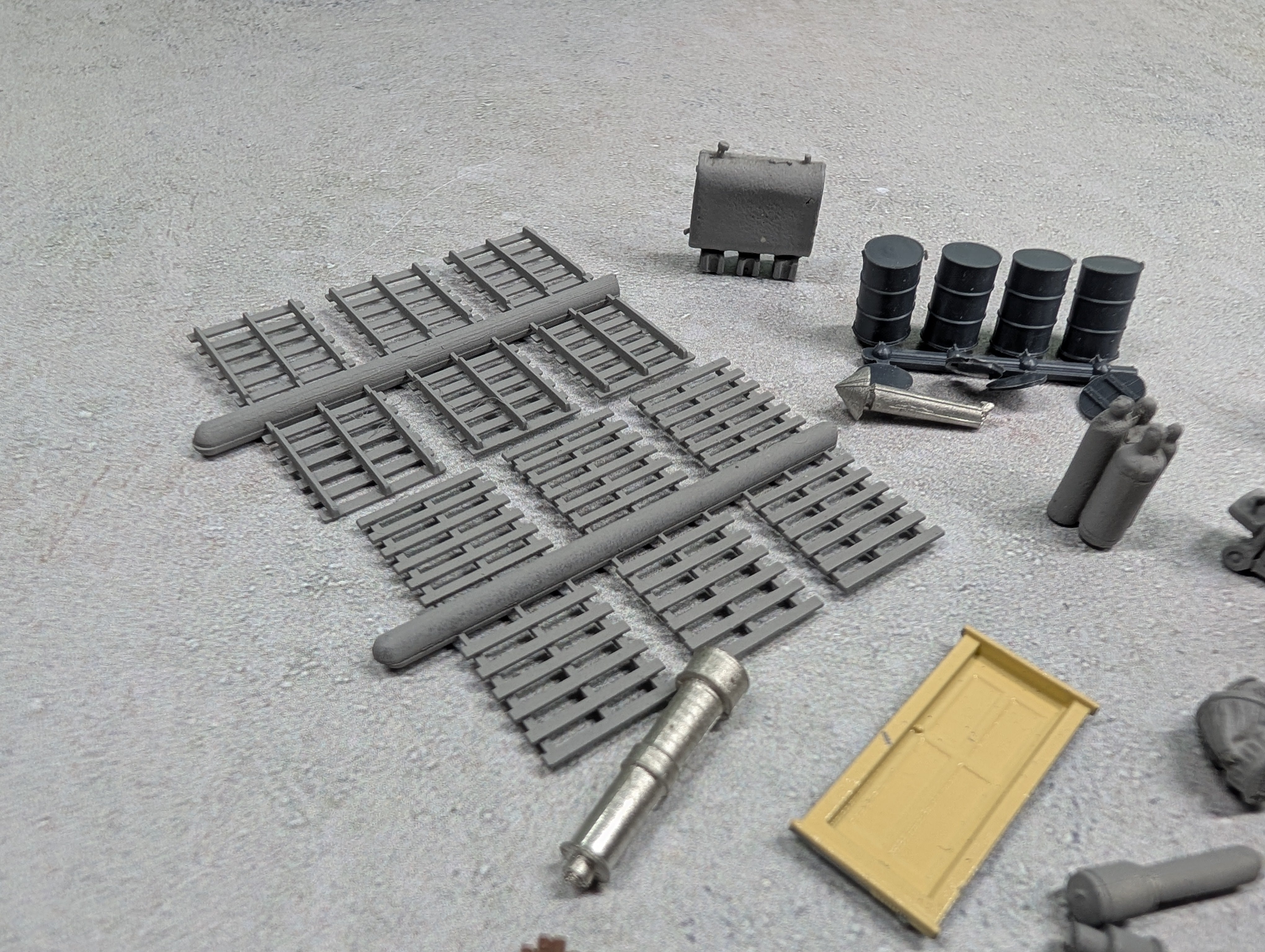 USED HO Scale Lot of Pallets, Cylinders, Barrels & Other Details
