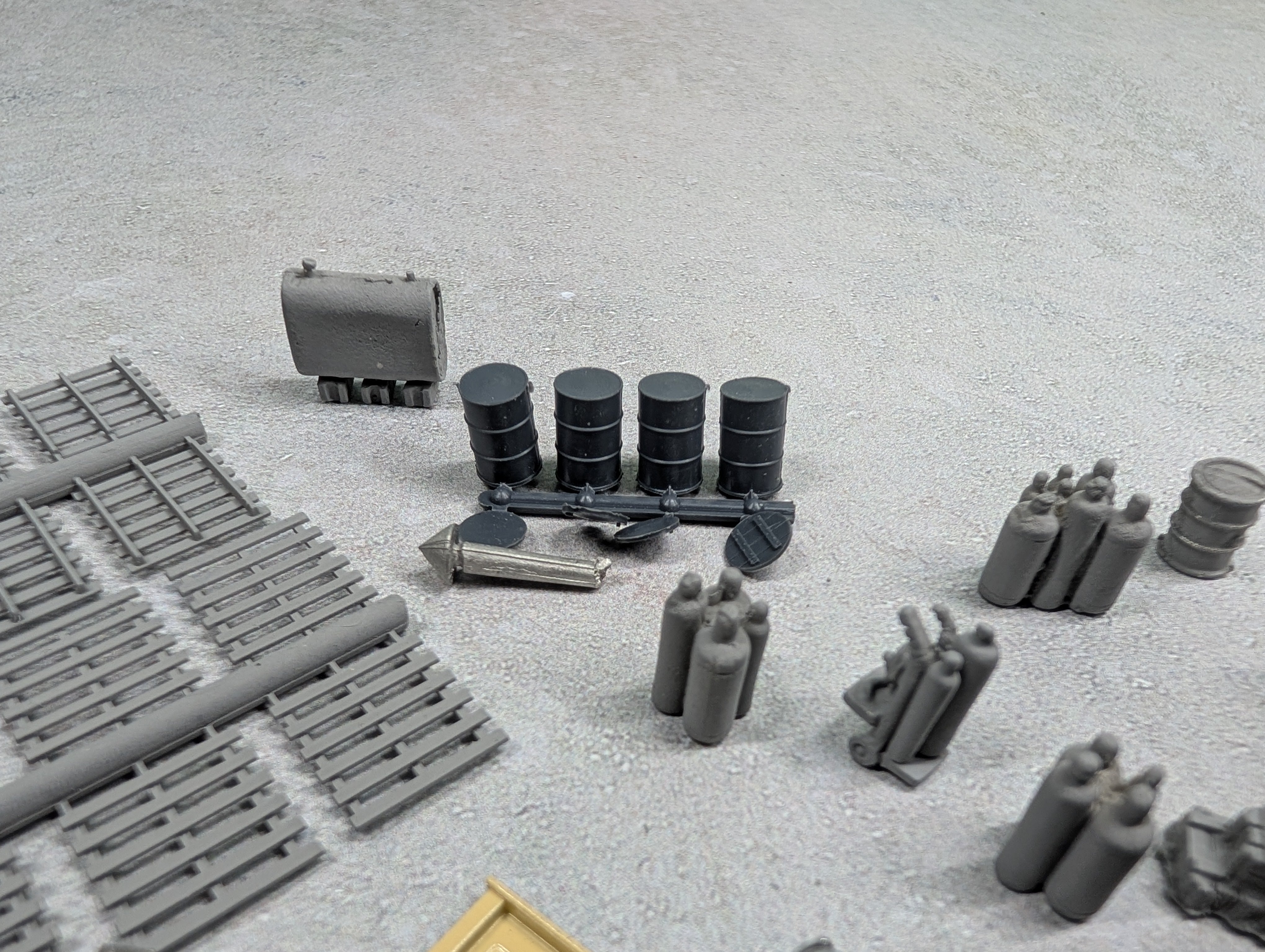 USED HO Scale Lot of Pallets, Cylinders, Barrels & Other Details