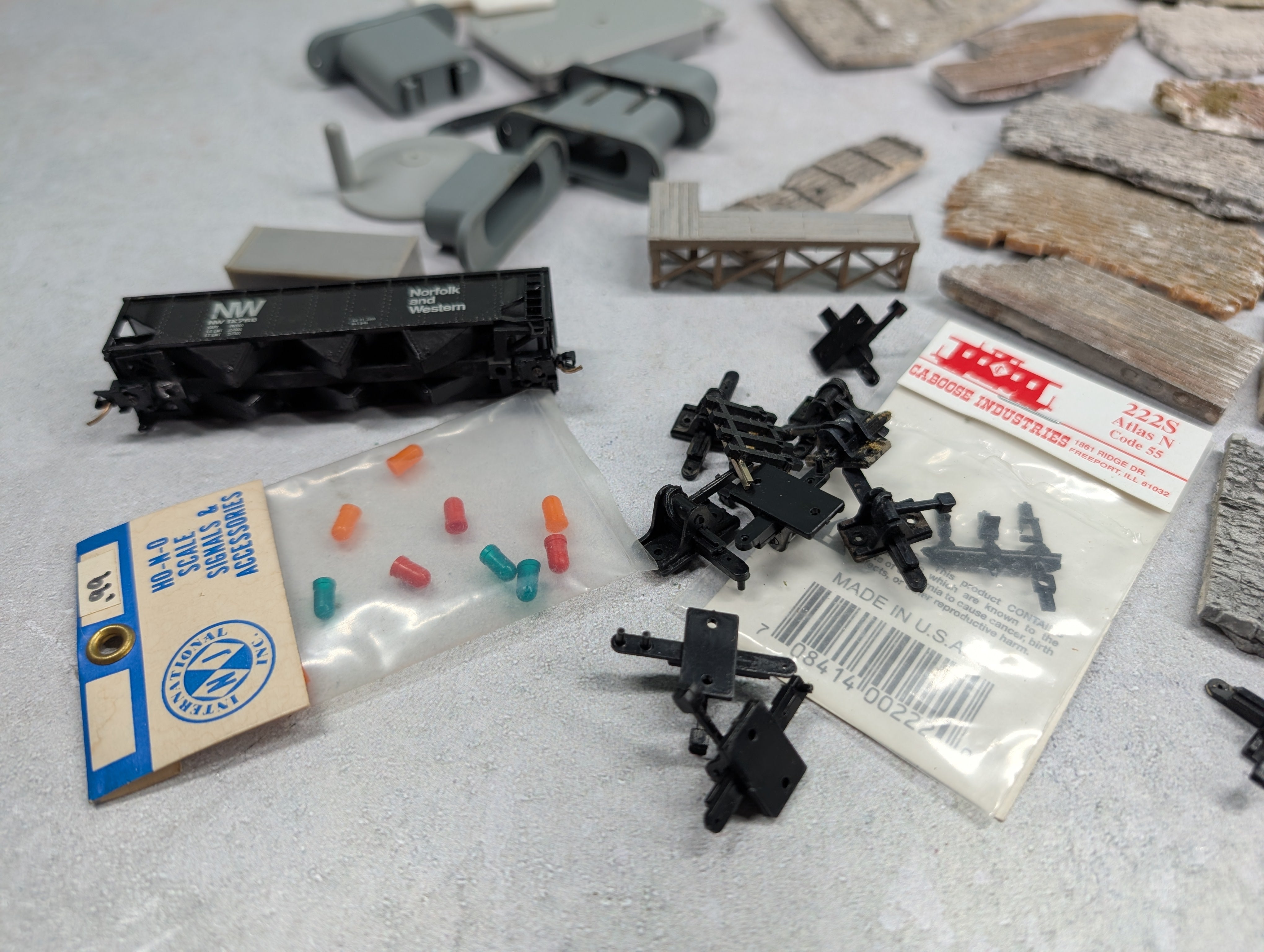 USED N Scale Lot of Various Parts & and Pieces