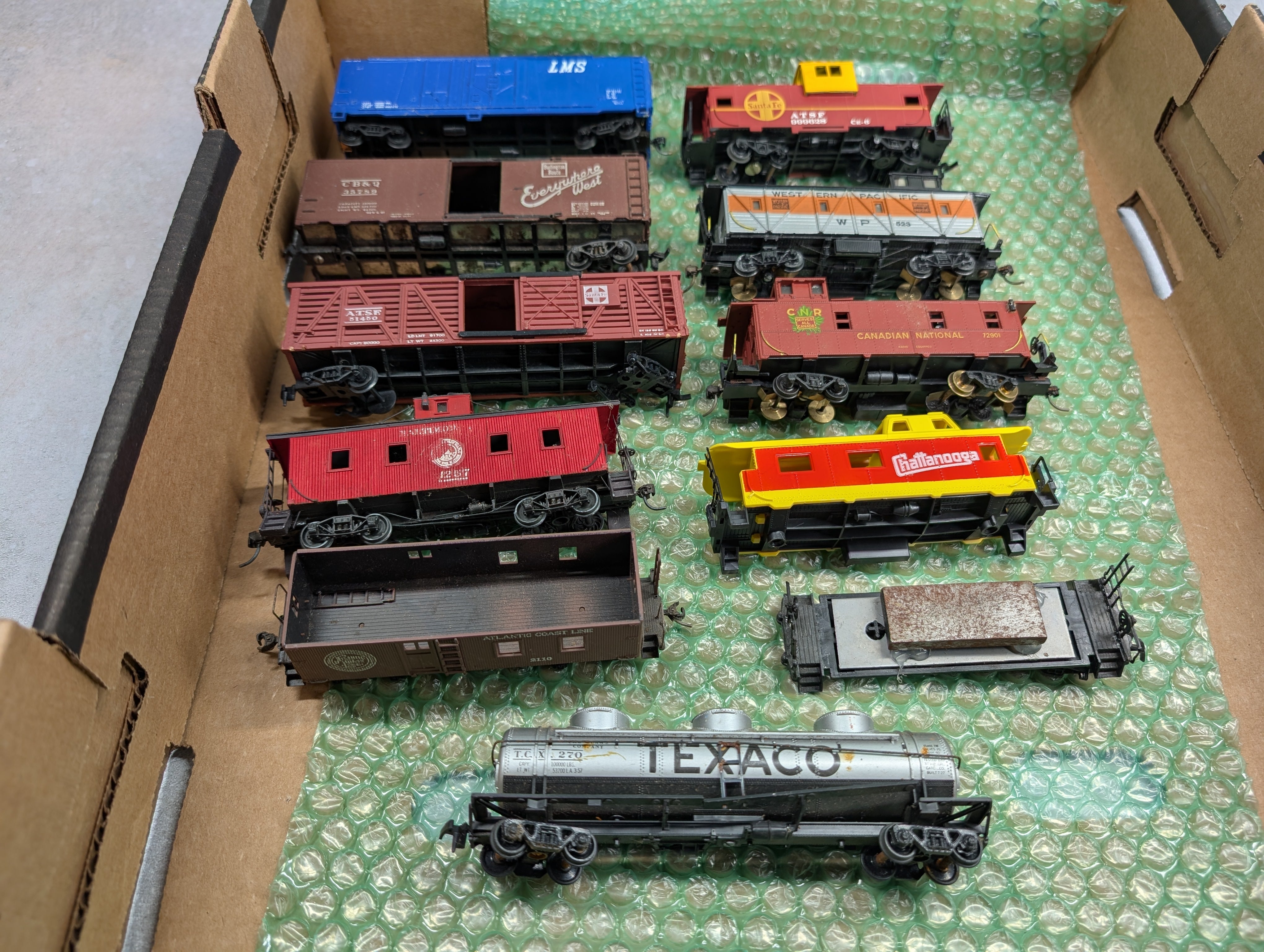 USED HO Scale Lot of Rough Cabooses, Box Cars & More (11 pcs)