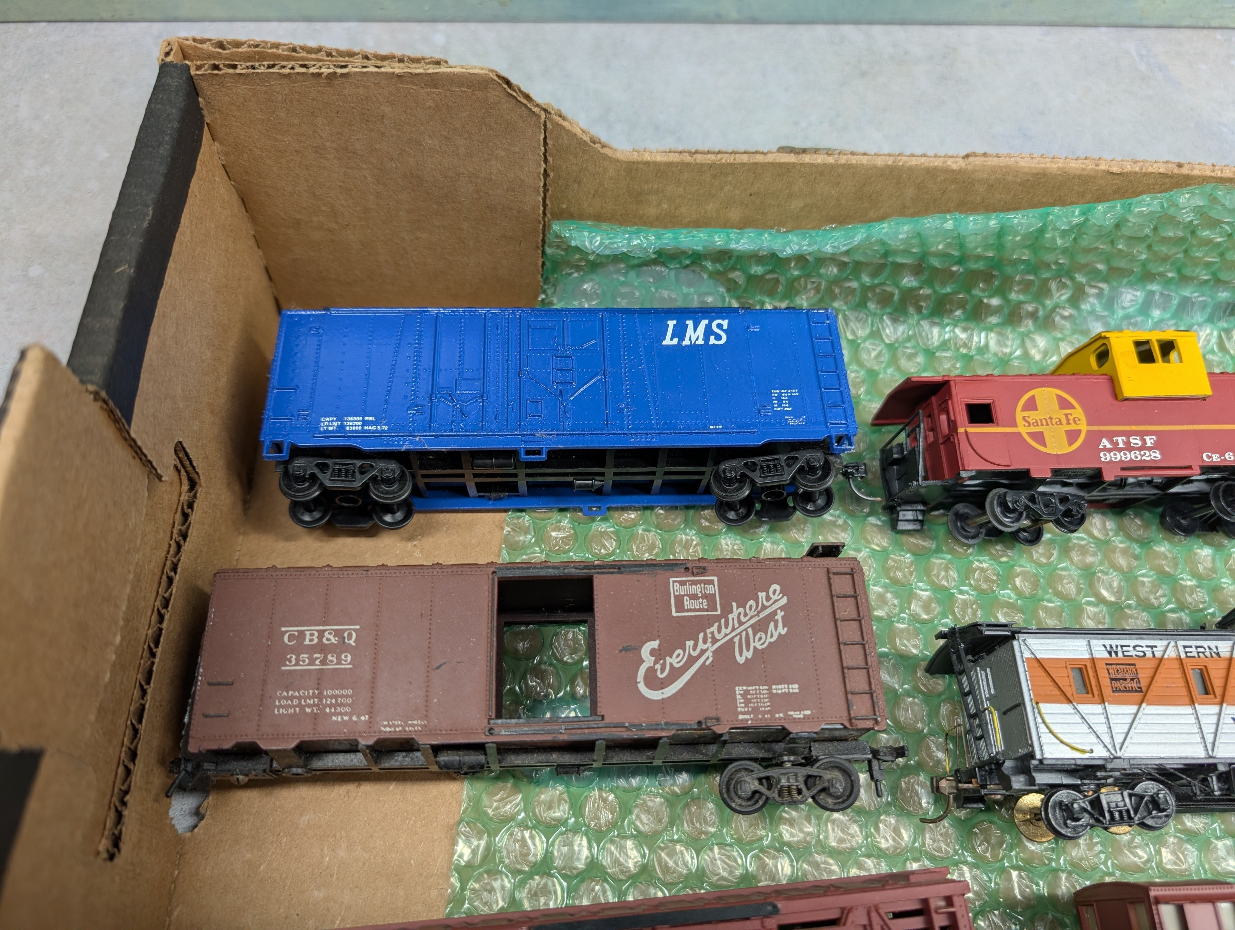 USED HO Scale Lot of Rough Cabooses, Box Cars & More (11 pcs)