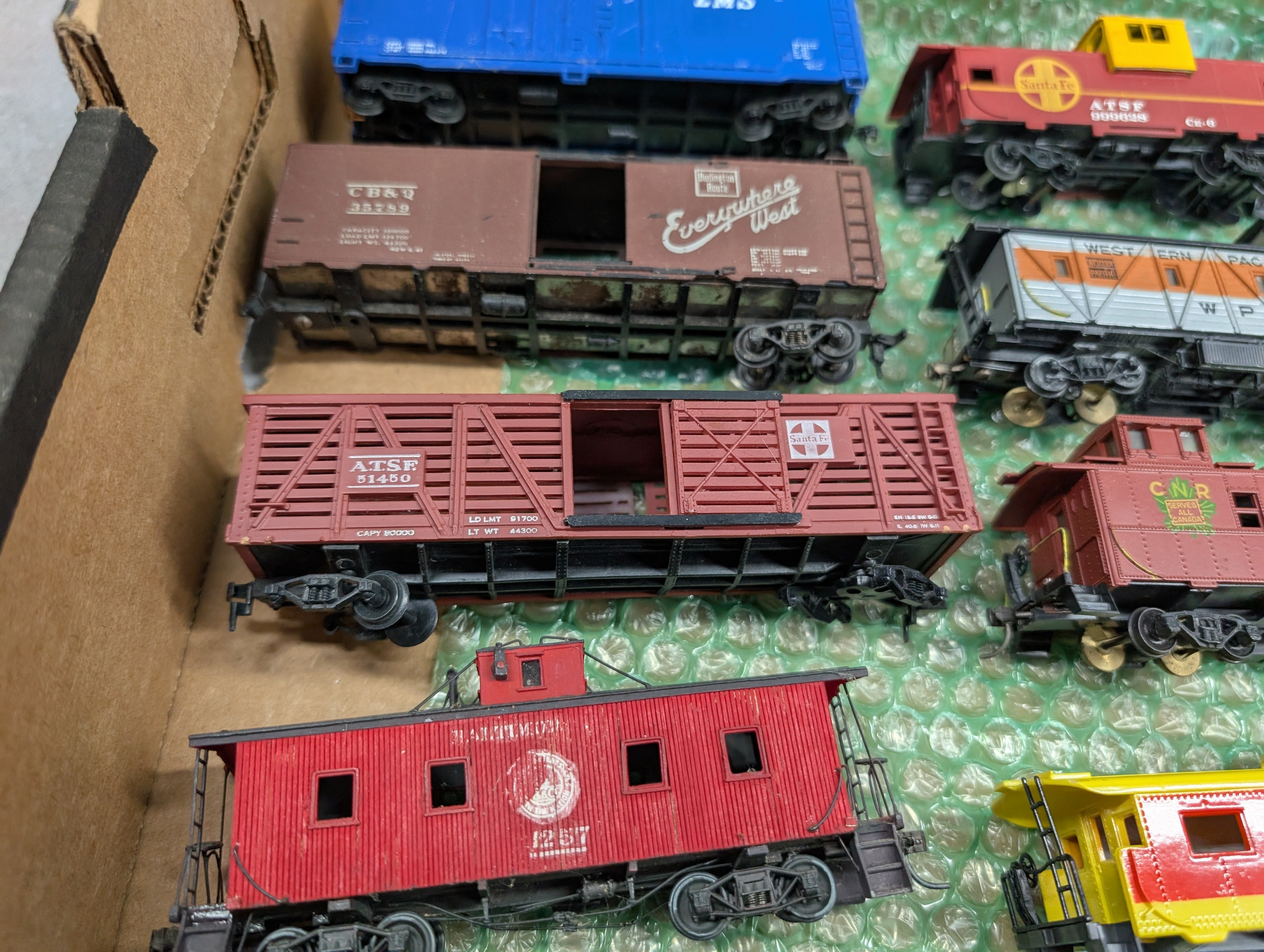 USED HO Scale Lot of Rough Cabooses, Box Cars & More (11 pcs)