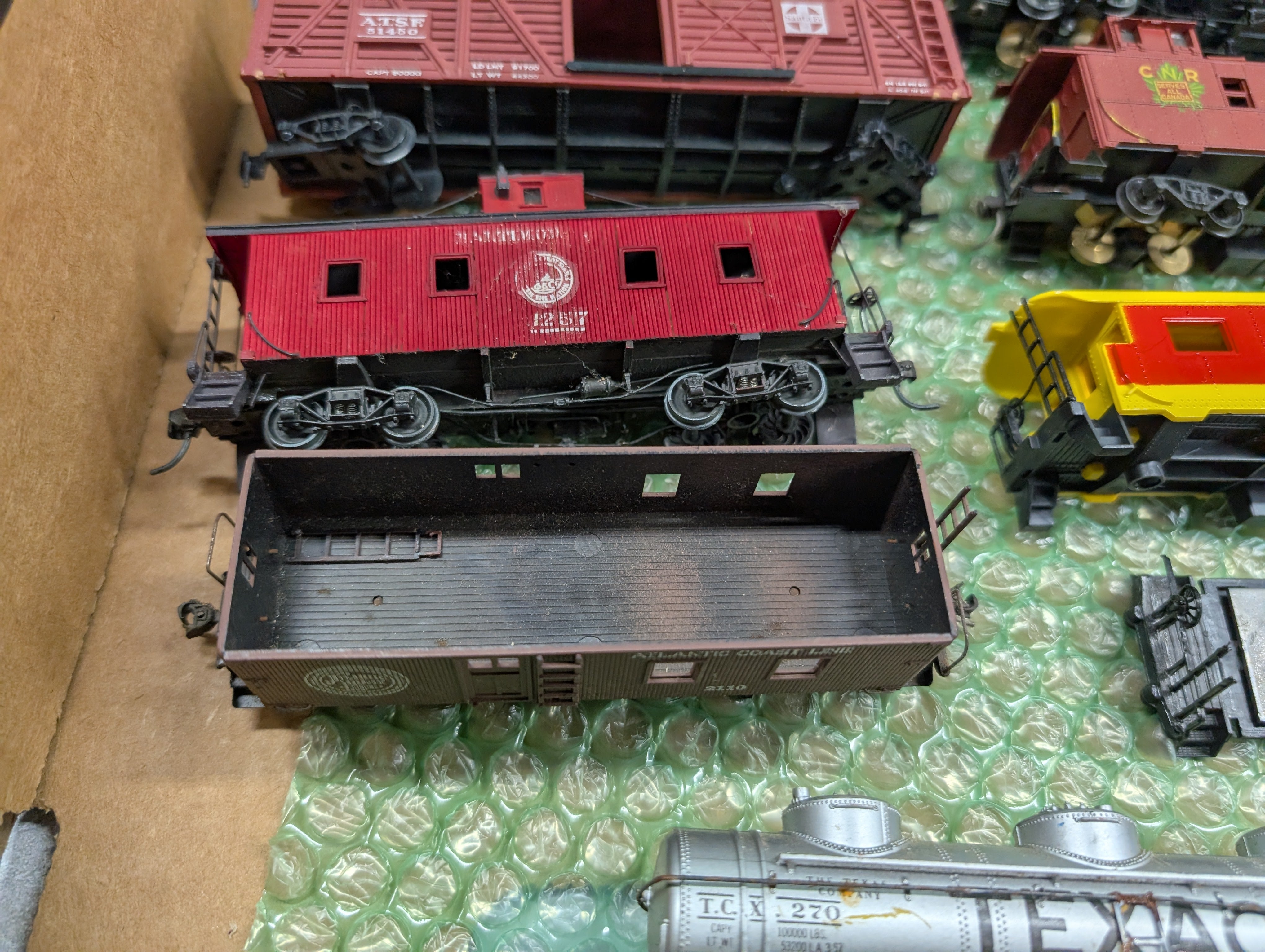 USED HO Scale Lot of Rough Cabooses, Box Cars & More (11 pcs)