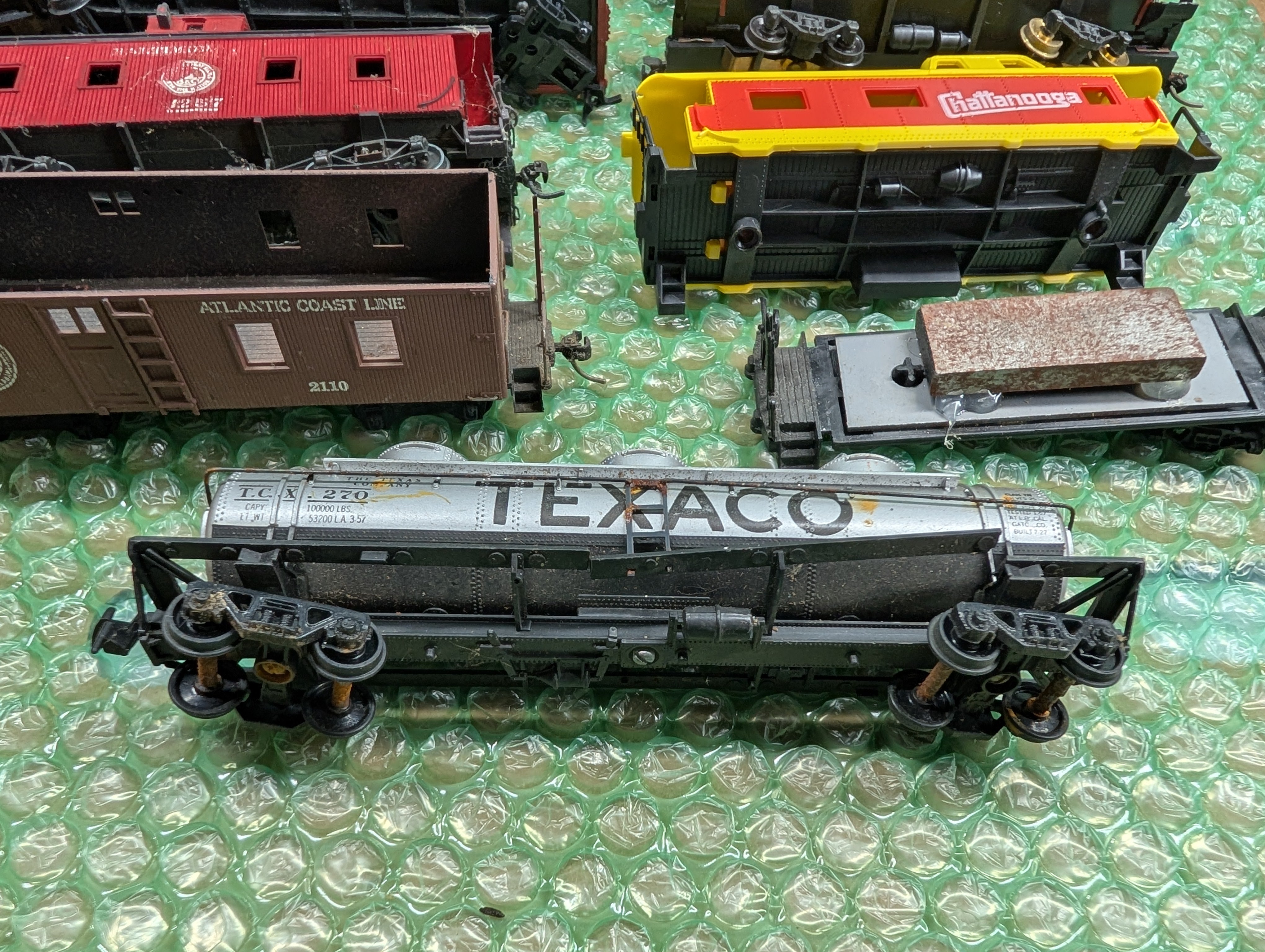 USED HO Scale Lot of Rough Cabooses, Box Cars & More (11 pcs)