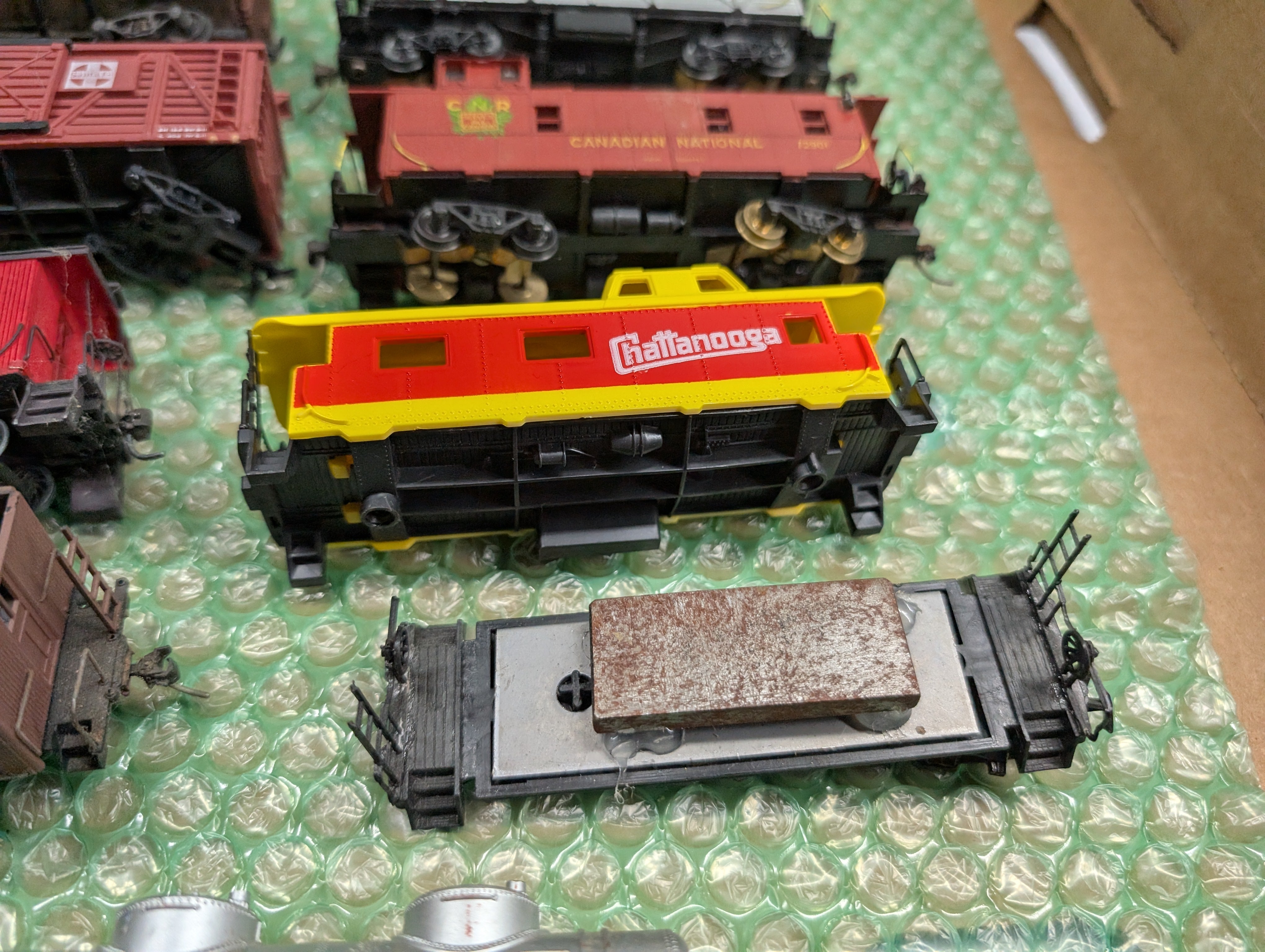 USED HO Scale Lot of Rough Cabooses, Box Cars & More (11 pcs)