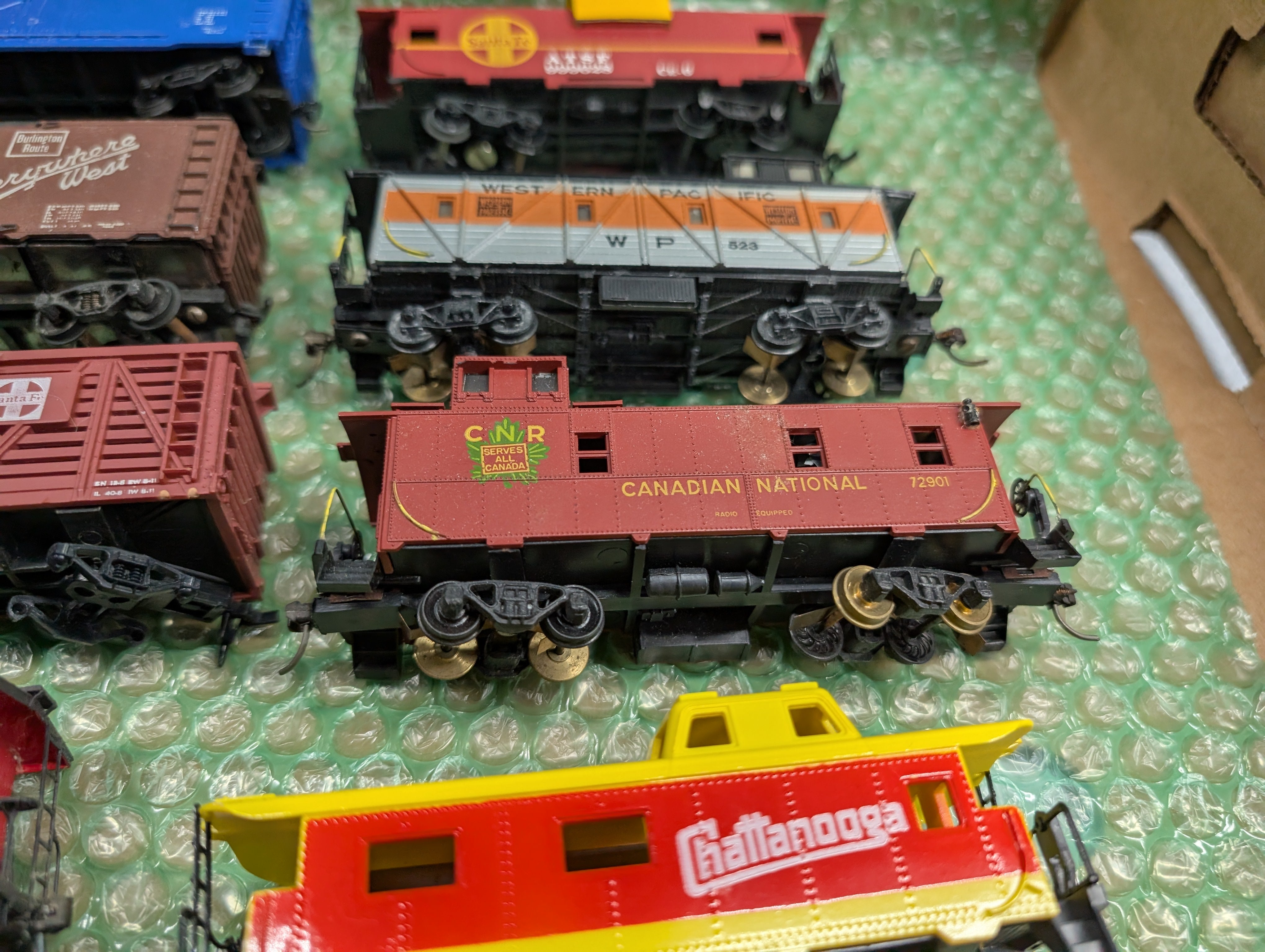 USED HO Scale Lot of Rough Cabooses, Box Cars & More (11 pcs)