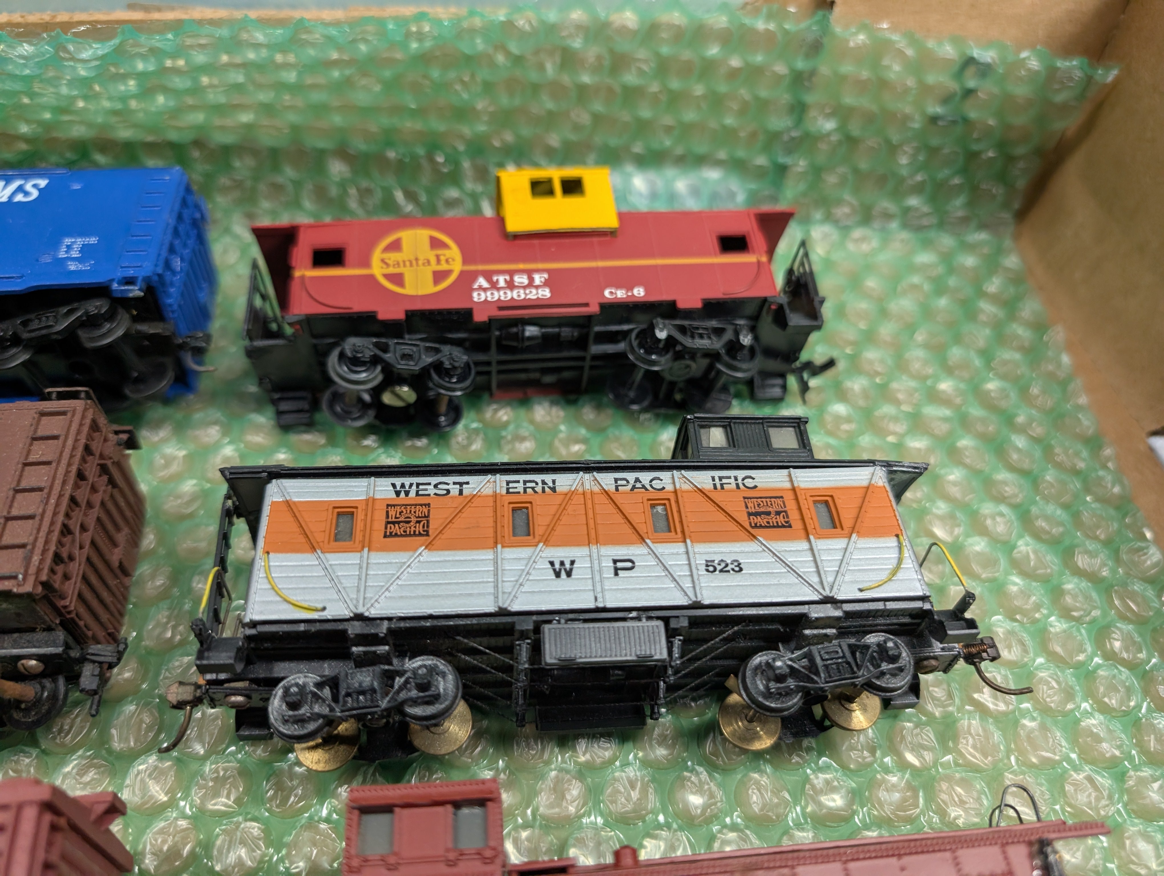 USED HO Scale Lot of Rough Cabooses, Box Cars & More (11 pcs)