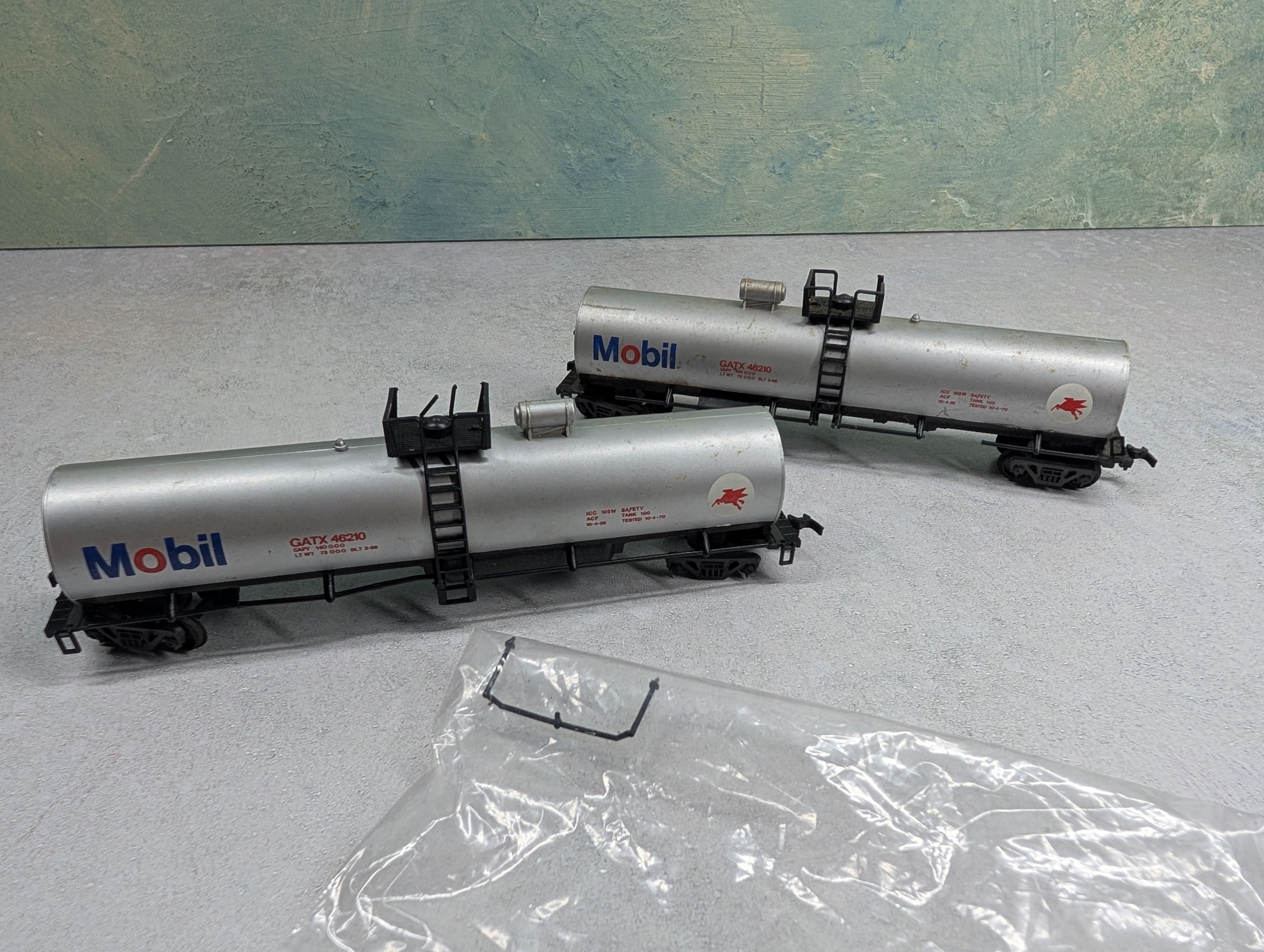 USED AHM HO Scale Rough Tank Cars Mobil (2 pcs)