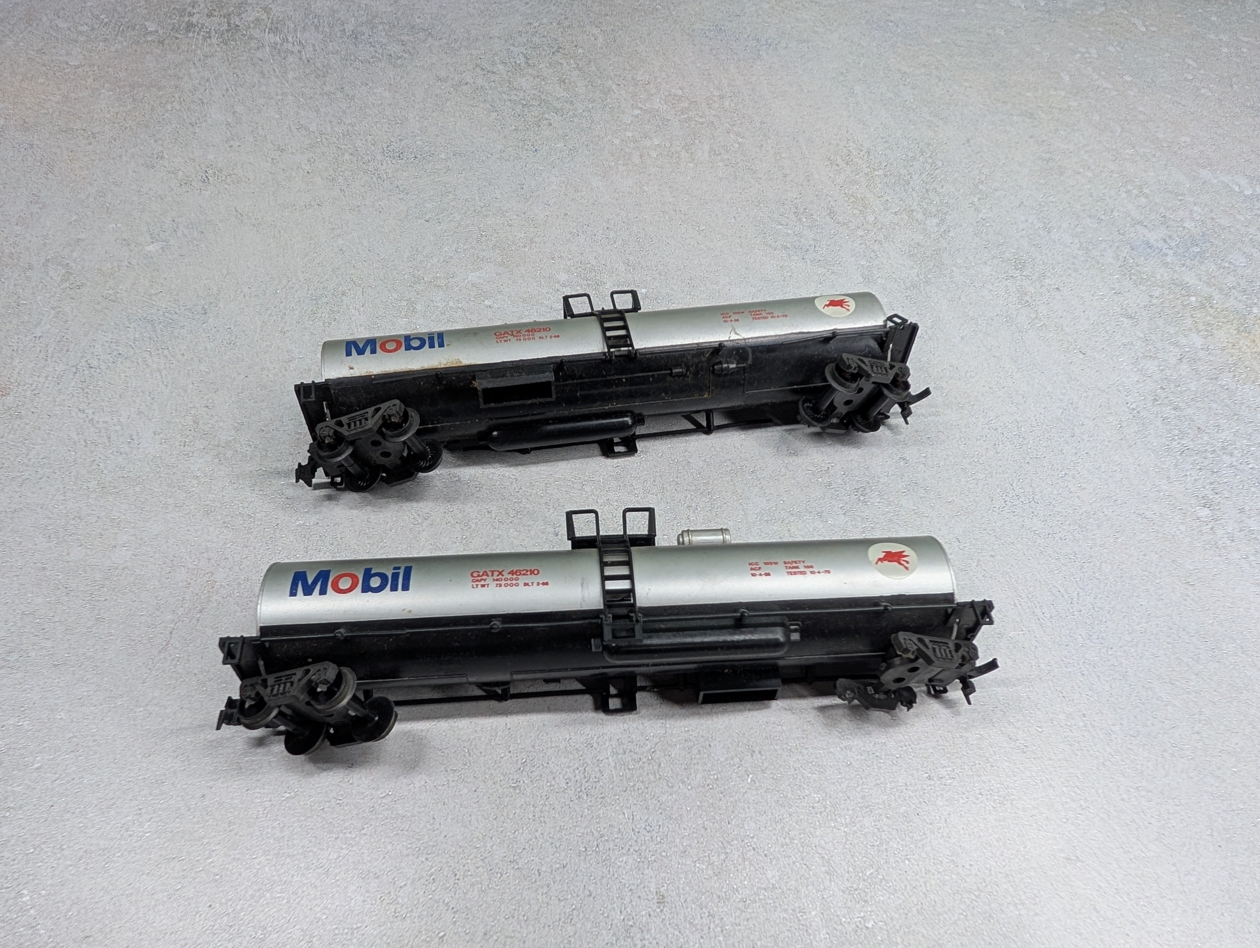 USED AHM HO Scale Rough Tank Cars Mobil (2 pcs)