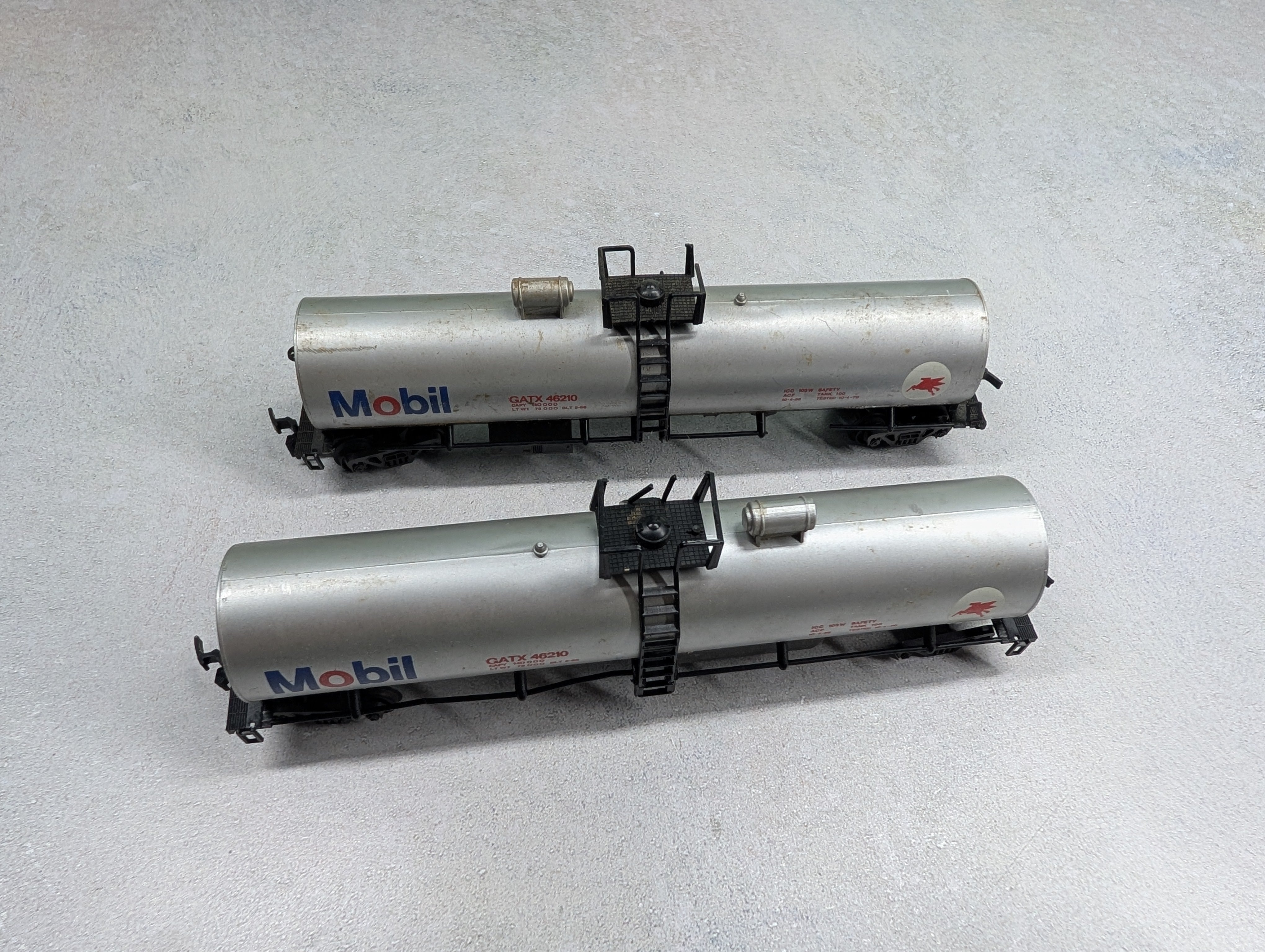 USED AHM HO Scale Rough Tank Cars Mobil (2 pcs)