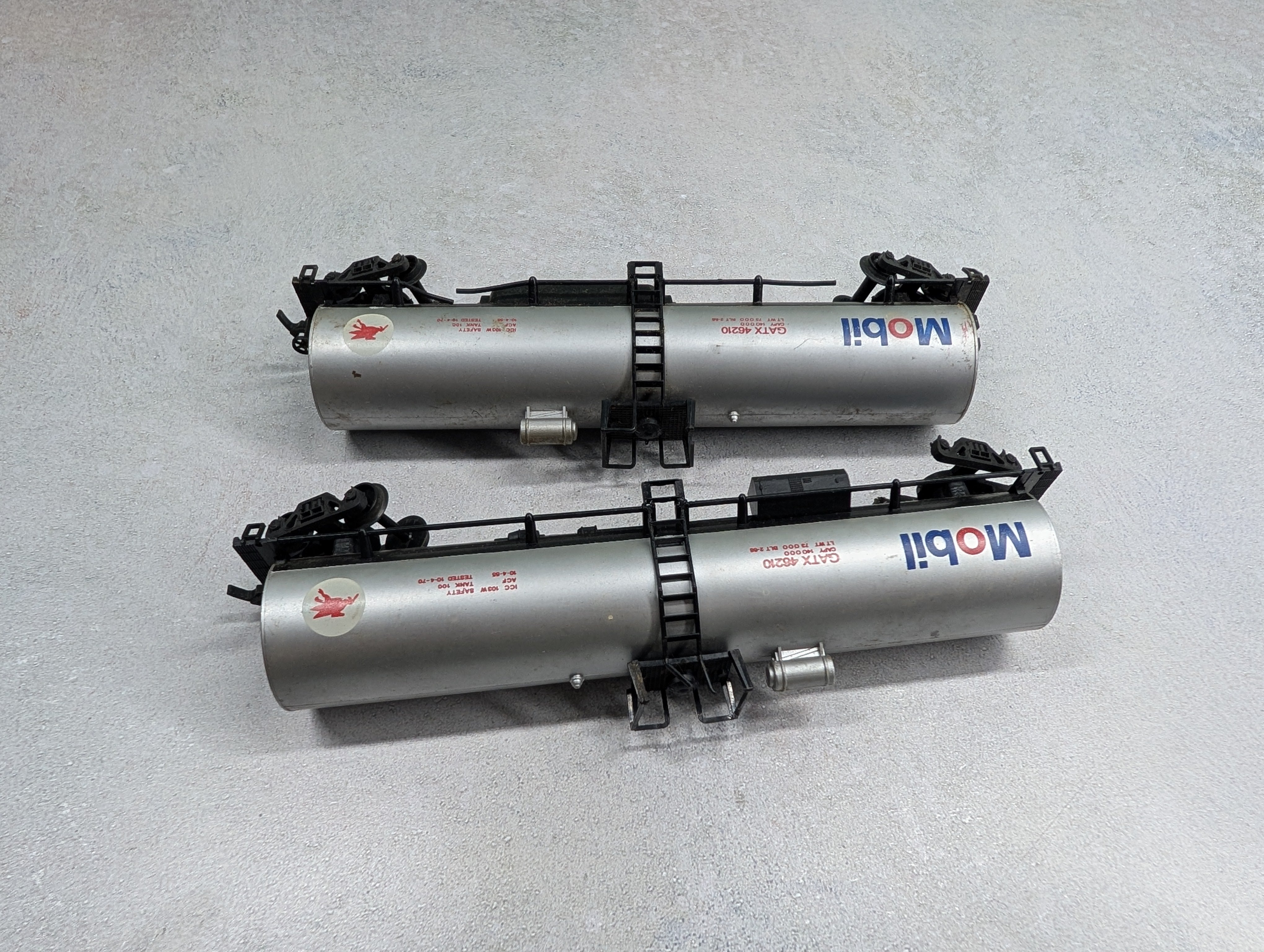 USED AHM HO Scale Rough Tank Cars Mobil (2 pcs)