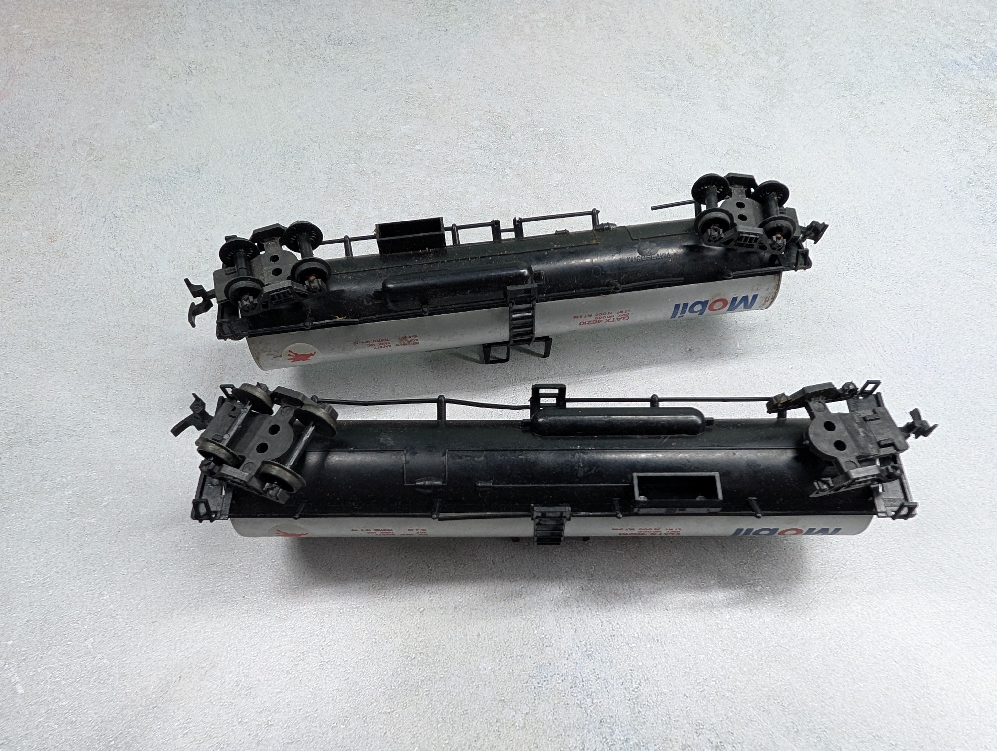 USED AHM HO Scale Rough Tank Cars Mobil (2 pcs)
