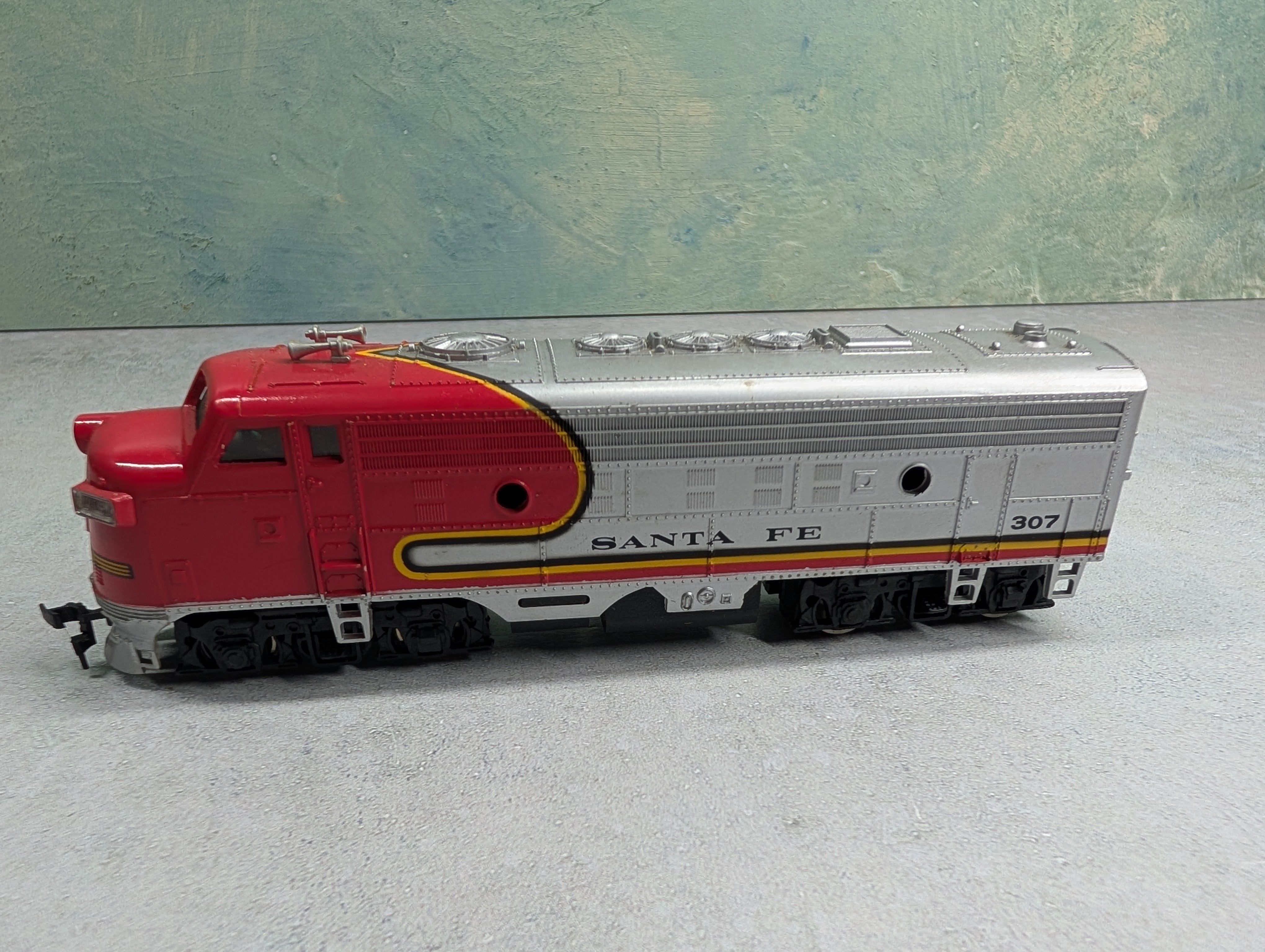 USED Bachmann HO Scale Diesel Locomotive Santa Fe #307 Runs DC