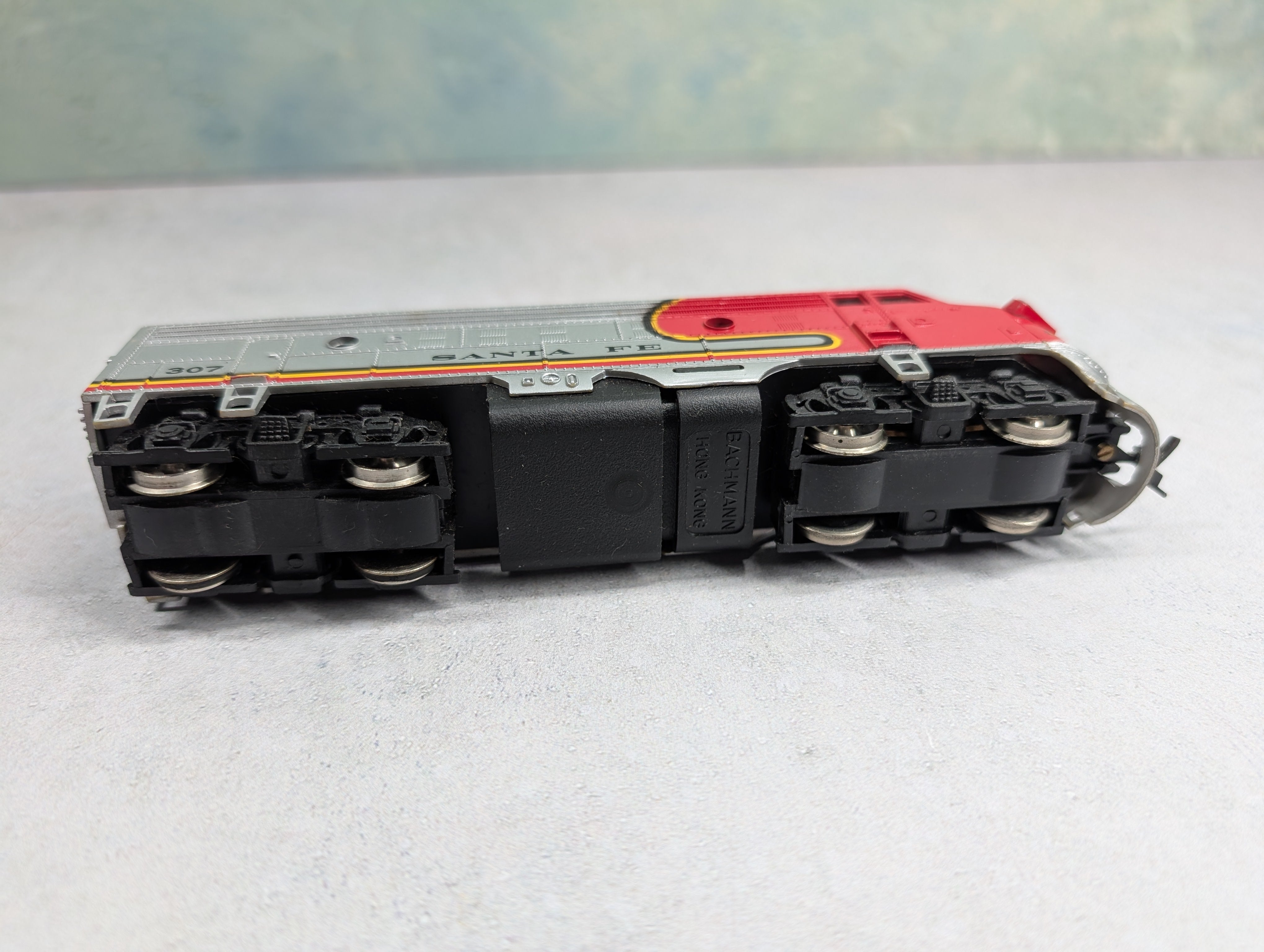 USED Bachmann HO Scale Diesel Locomotive Santa Fe #307 Runs DC