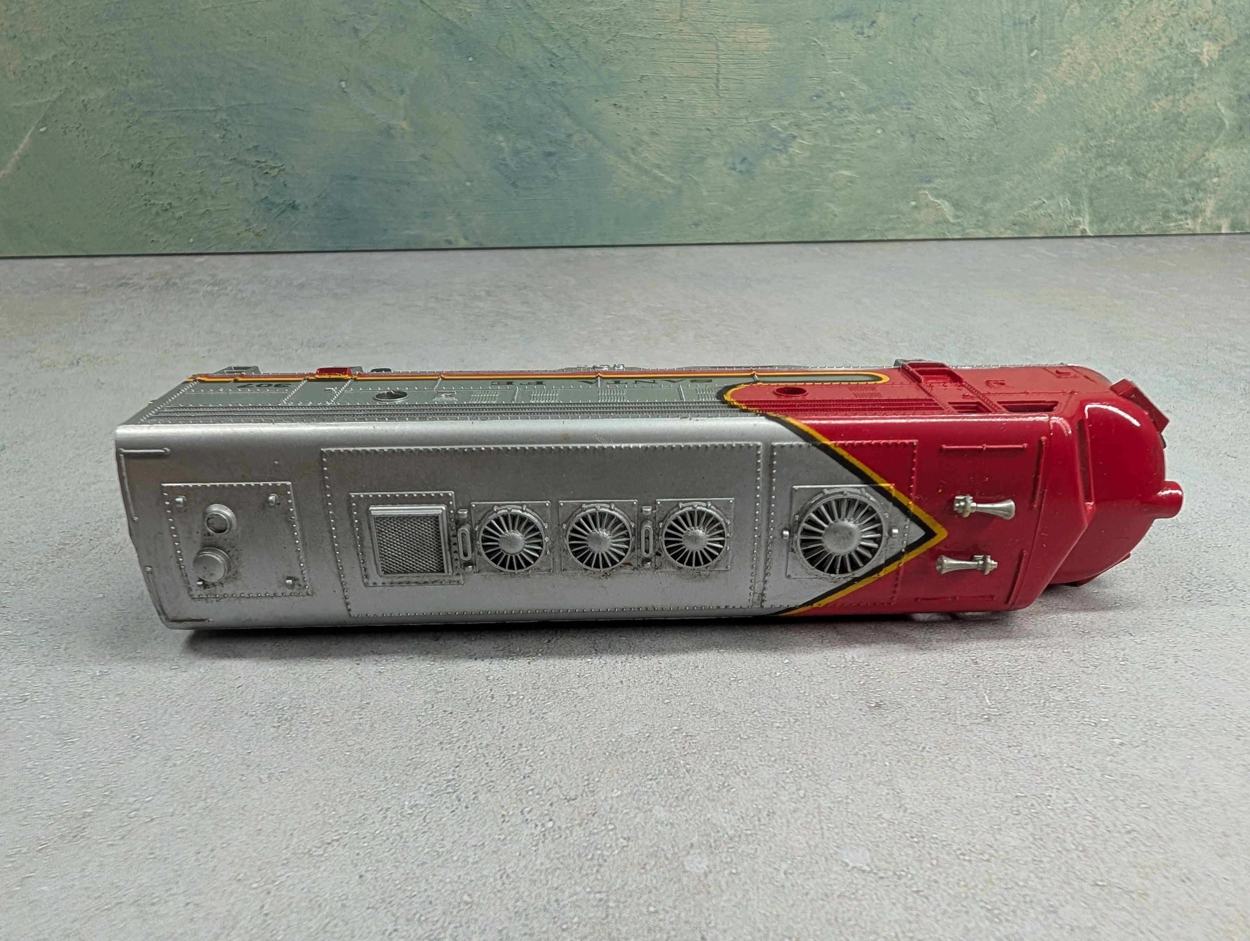 USED Bachmann HO Scale Diesel Locomotive Santa Fe #307 Runs DC