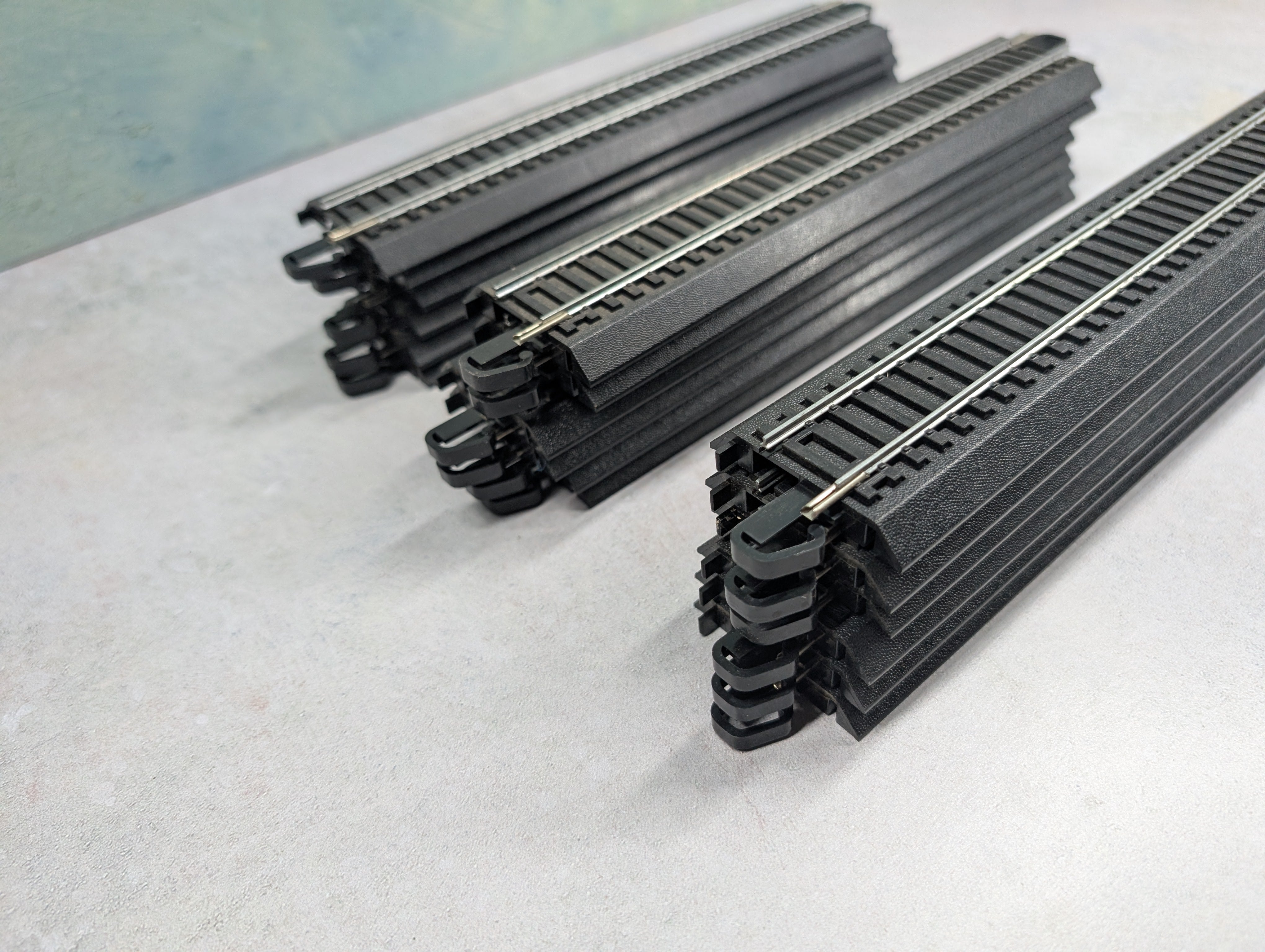 USED Bachmann HO Scale E-Z Track 9" Straight Steel Code 100 Track (18 pcs)
