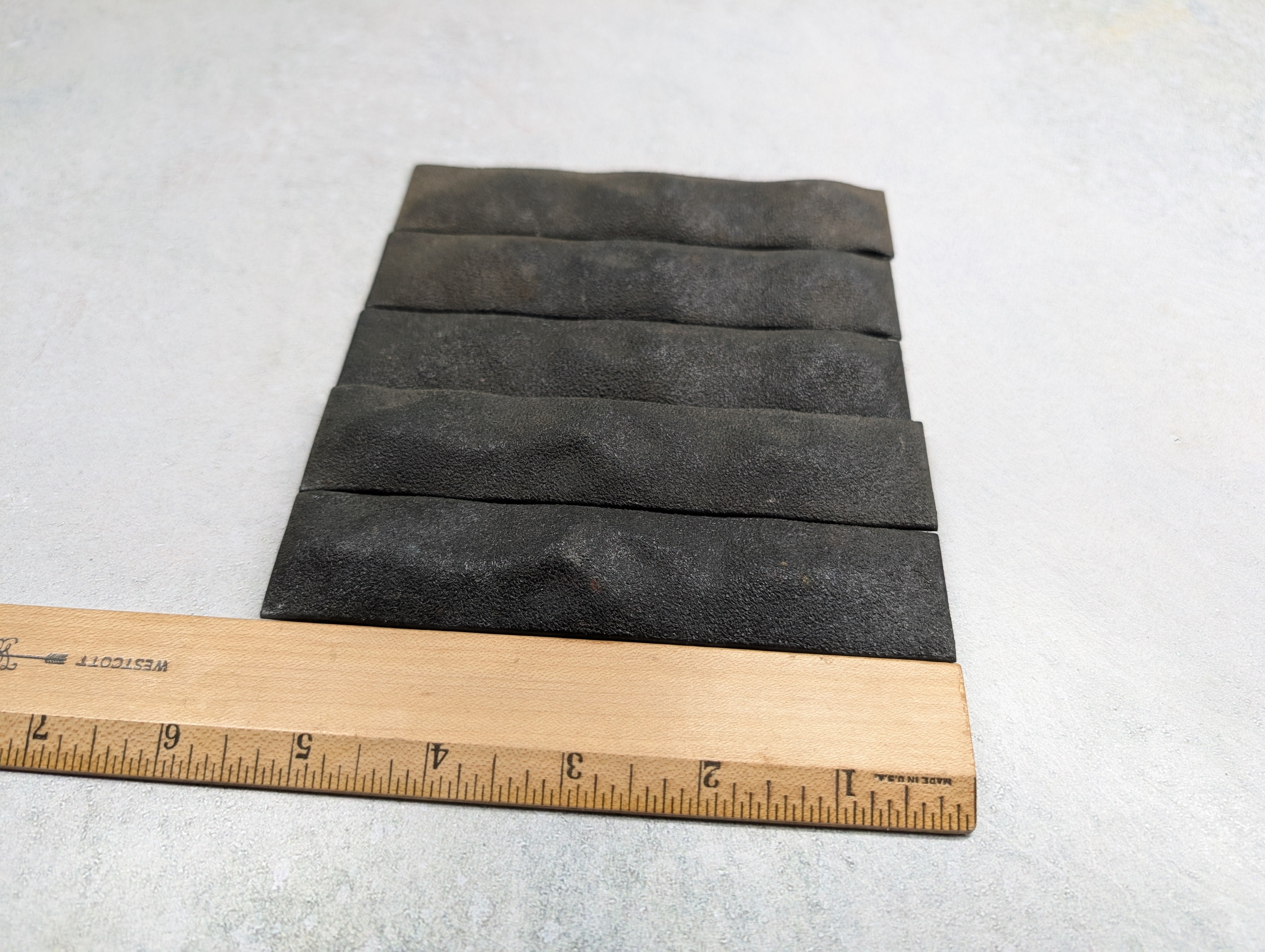 USED HO Scale Plastic Black Loads (5 pcs)