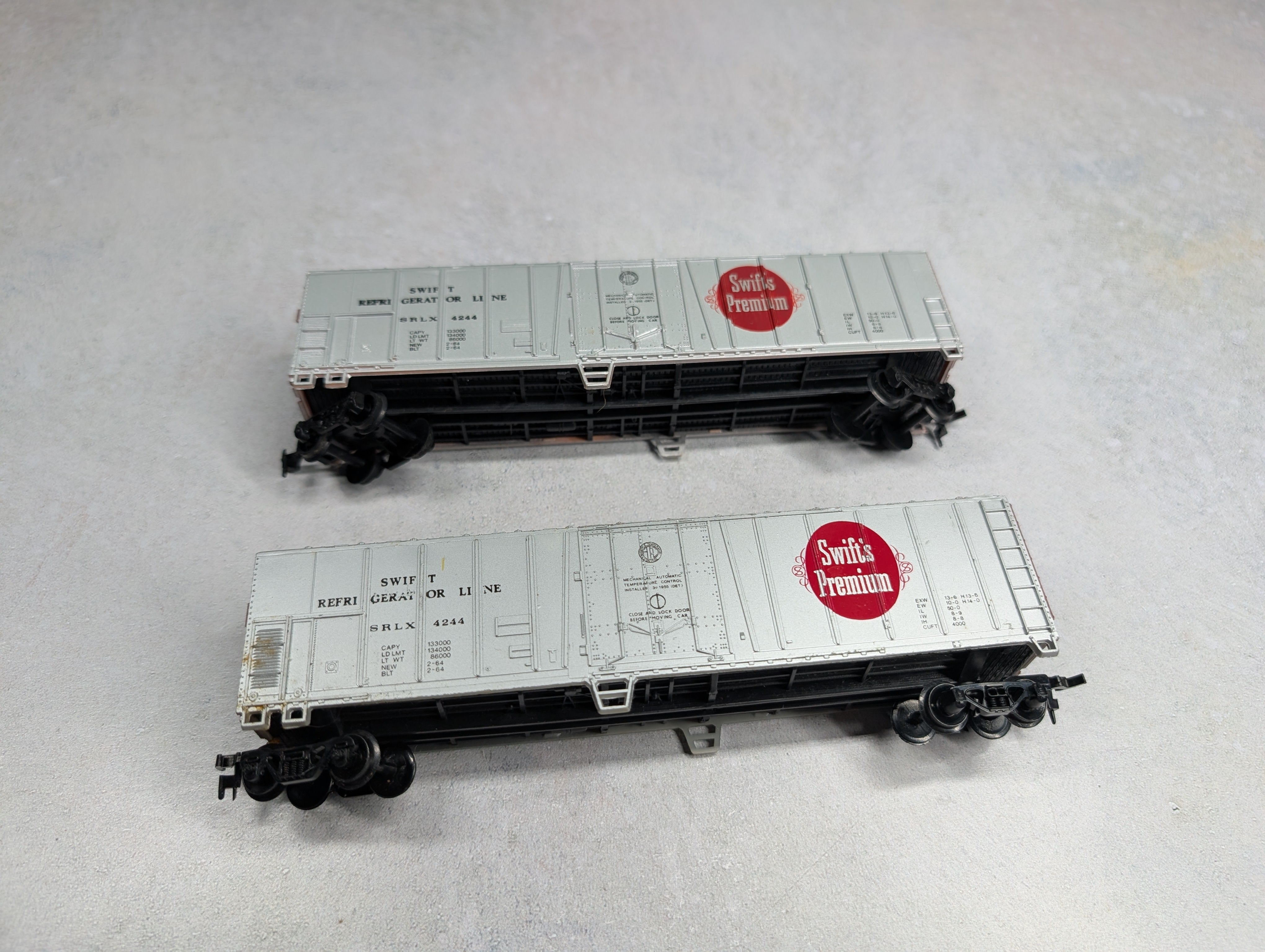 USED Bachmann HO Scale 50' Reefer Box Cars Swift Refrigerator Line SRLX #4244 (2 pcs)