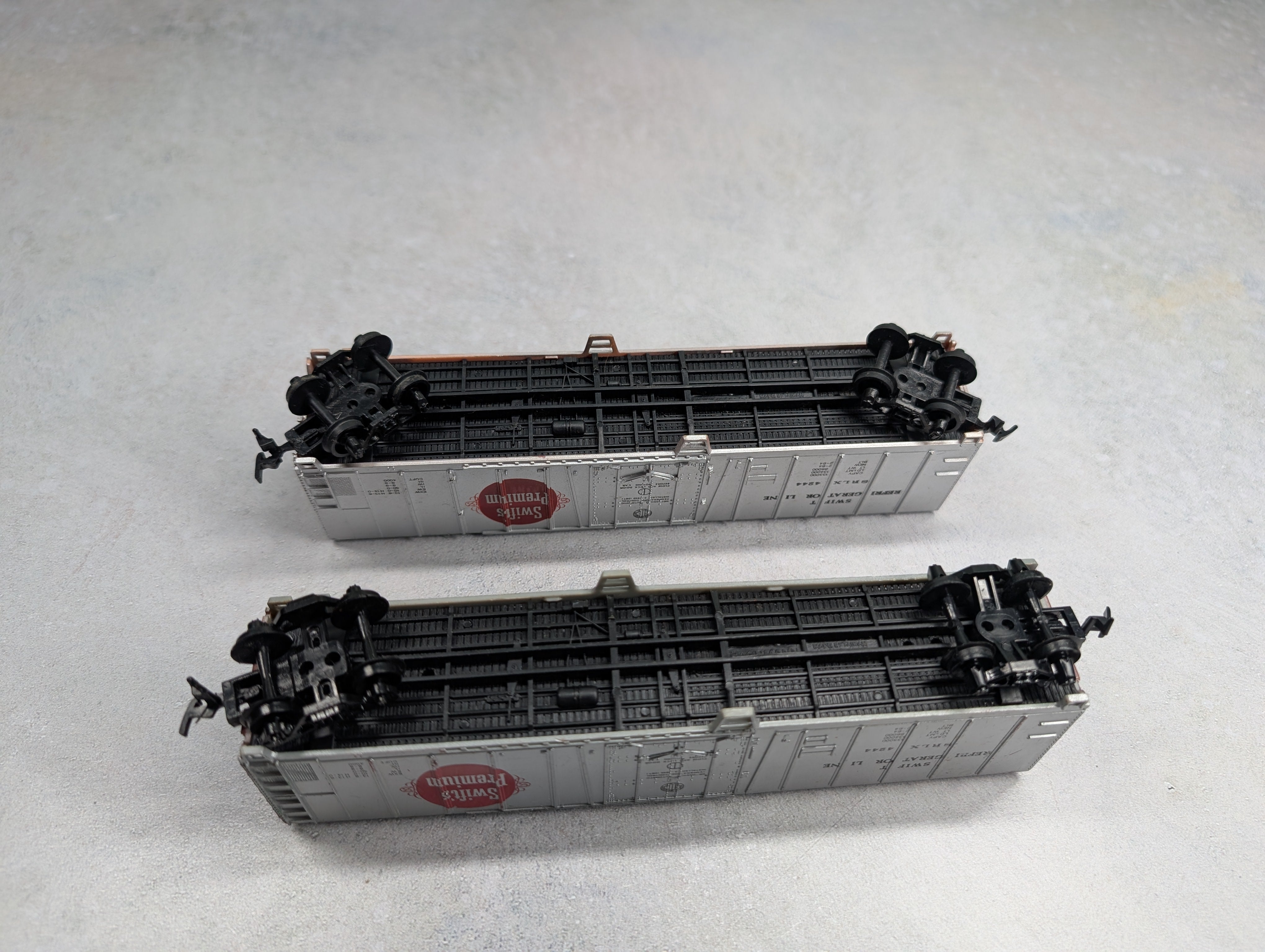 USED Bachmann HO Scale 50' Reefer Box Cars Swift Refrigerator Line SRLX #4244 (2 pcs)