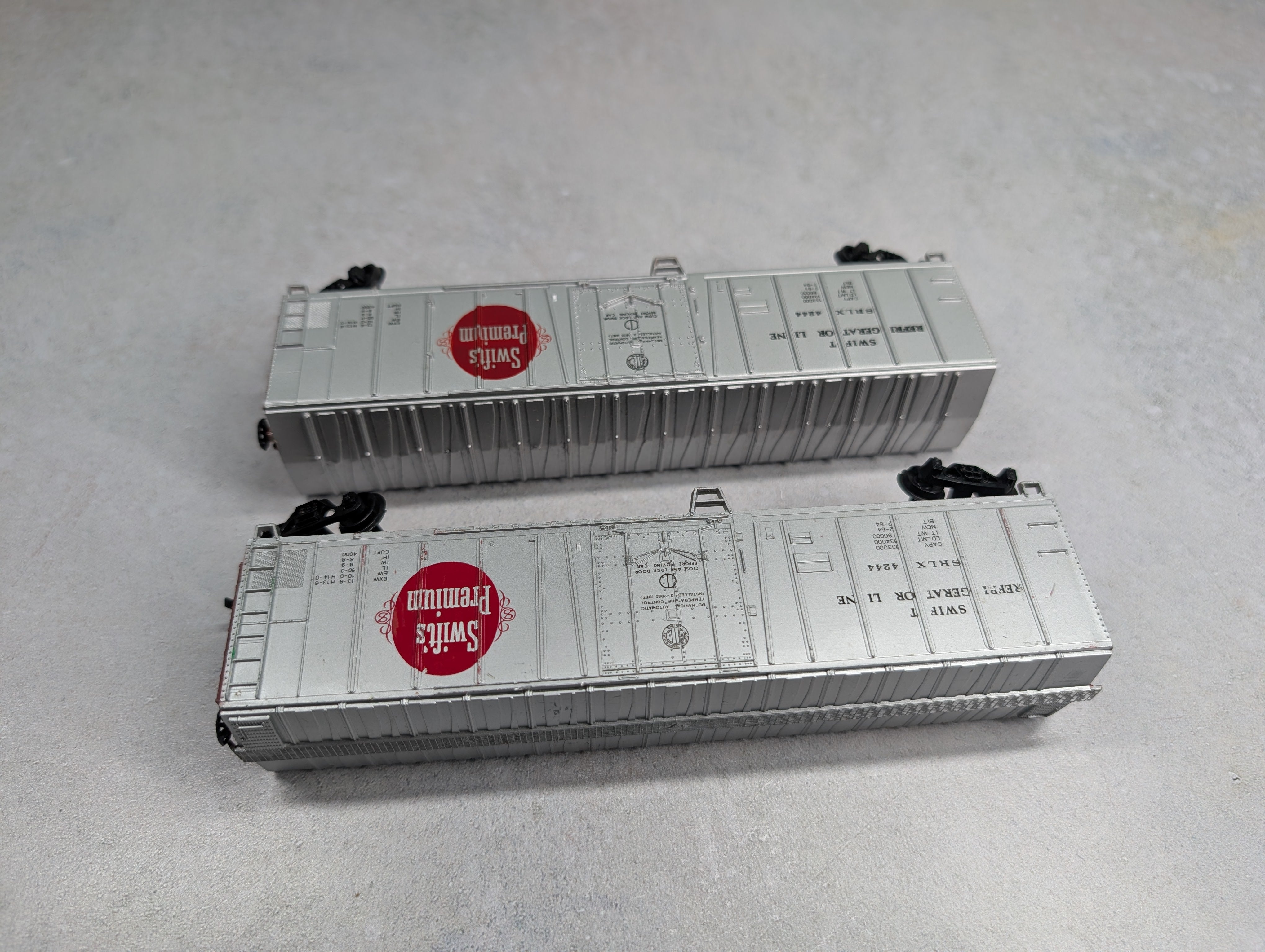 USED Bachmann HO Scale 50' Reefer Box Cars Swift Refrigerator Line SRLX #4244 (2 pcs)
