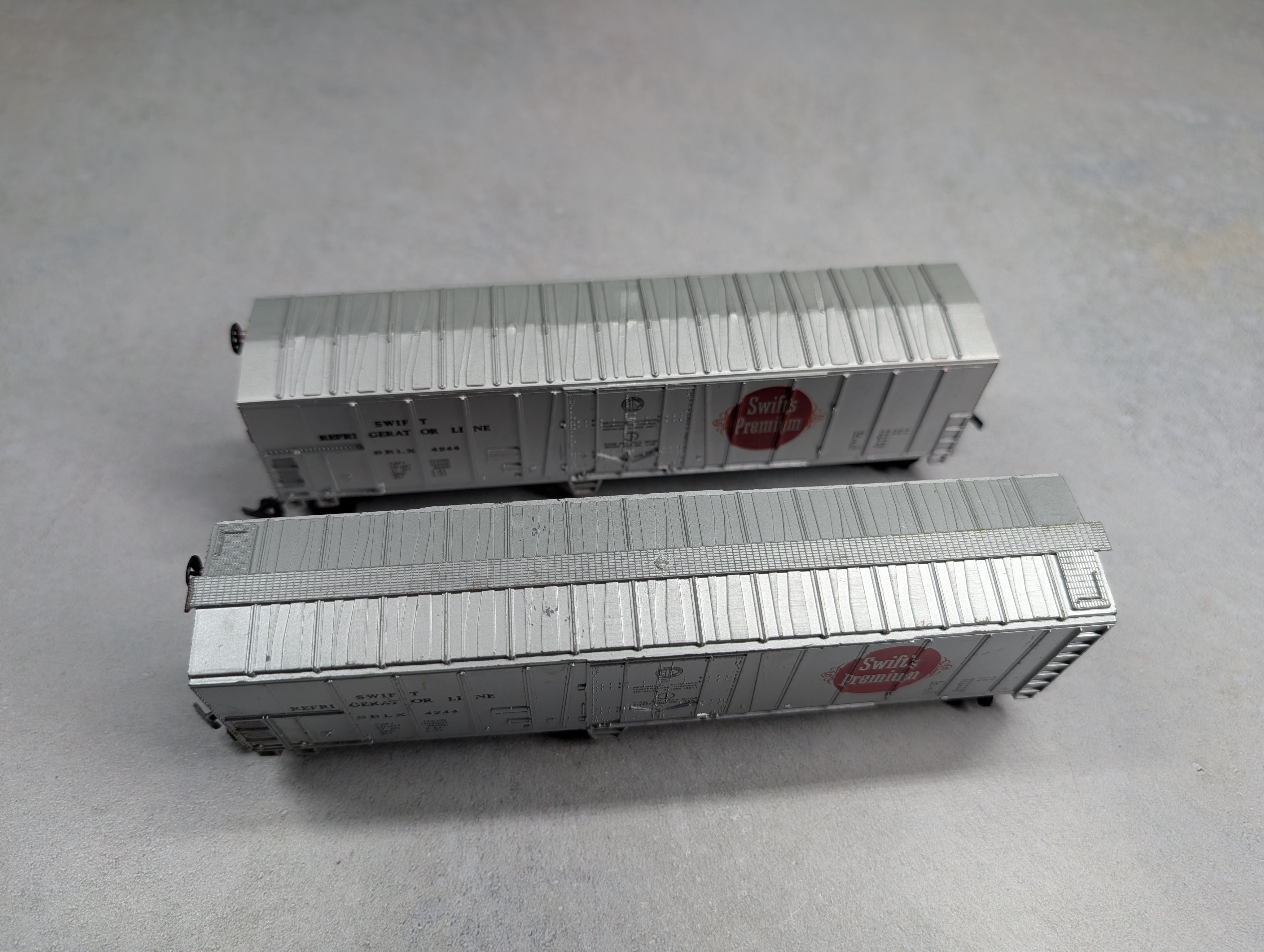 USED Bachmann HO Scale 50' Reefer Box Cars Swift Refrigerator Line SRLX #4244 (2 pcs)