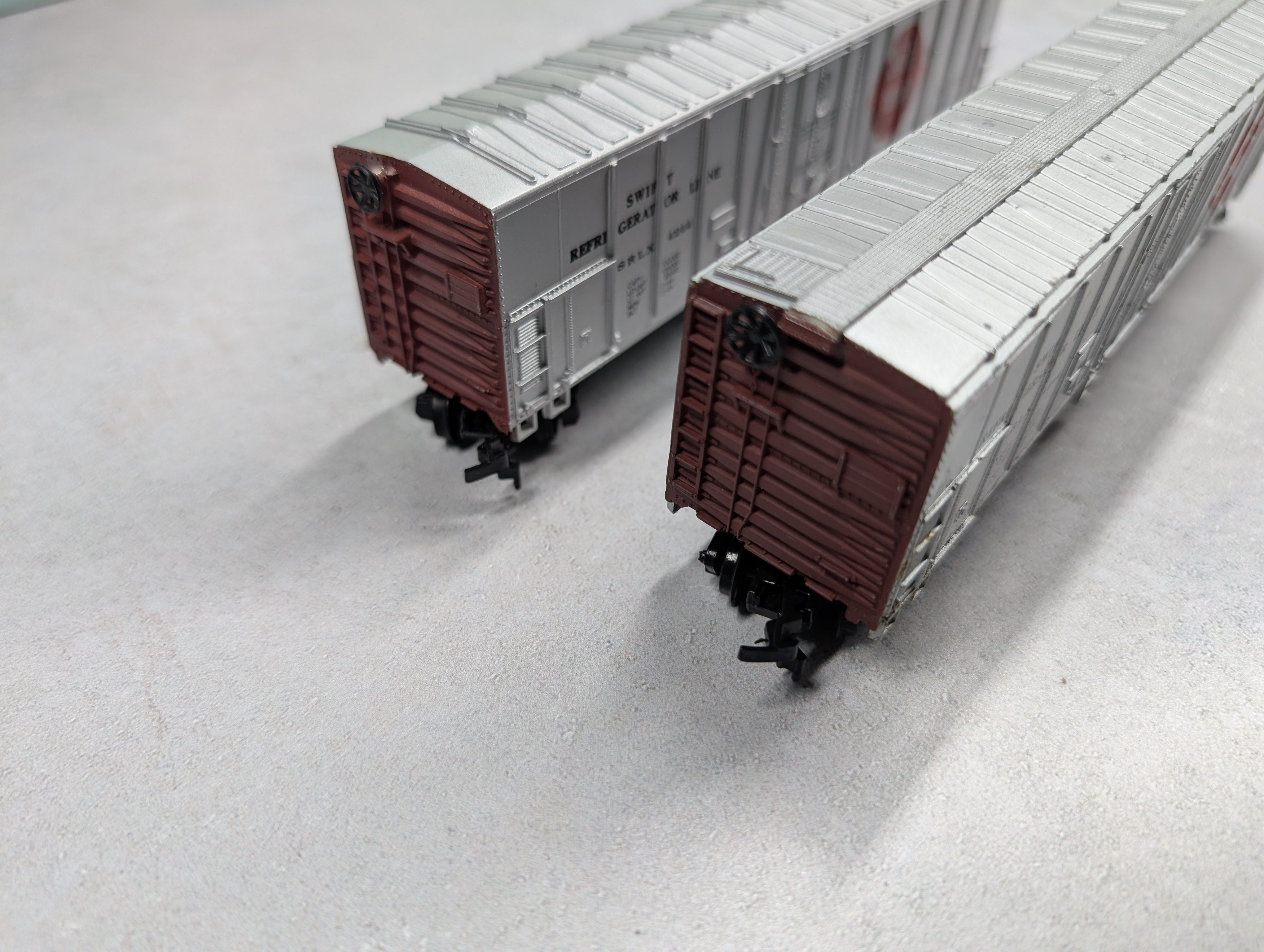 USED Bachmann HO Scale 50' Reefer Box Cars Swift Refrigerator Line SRLX #4244 (2 pcs)