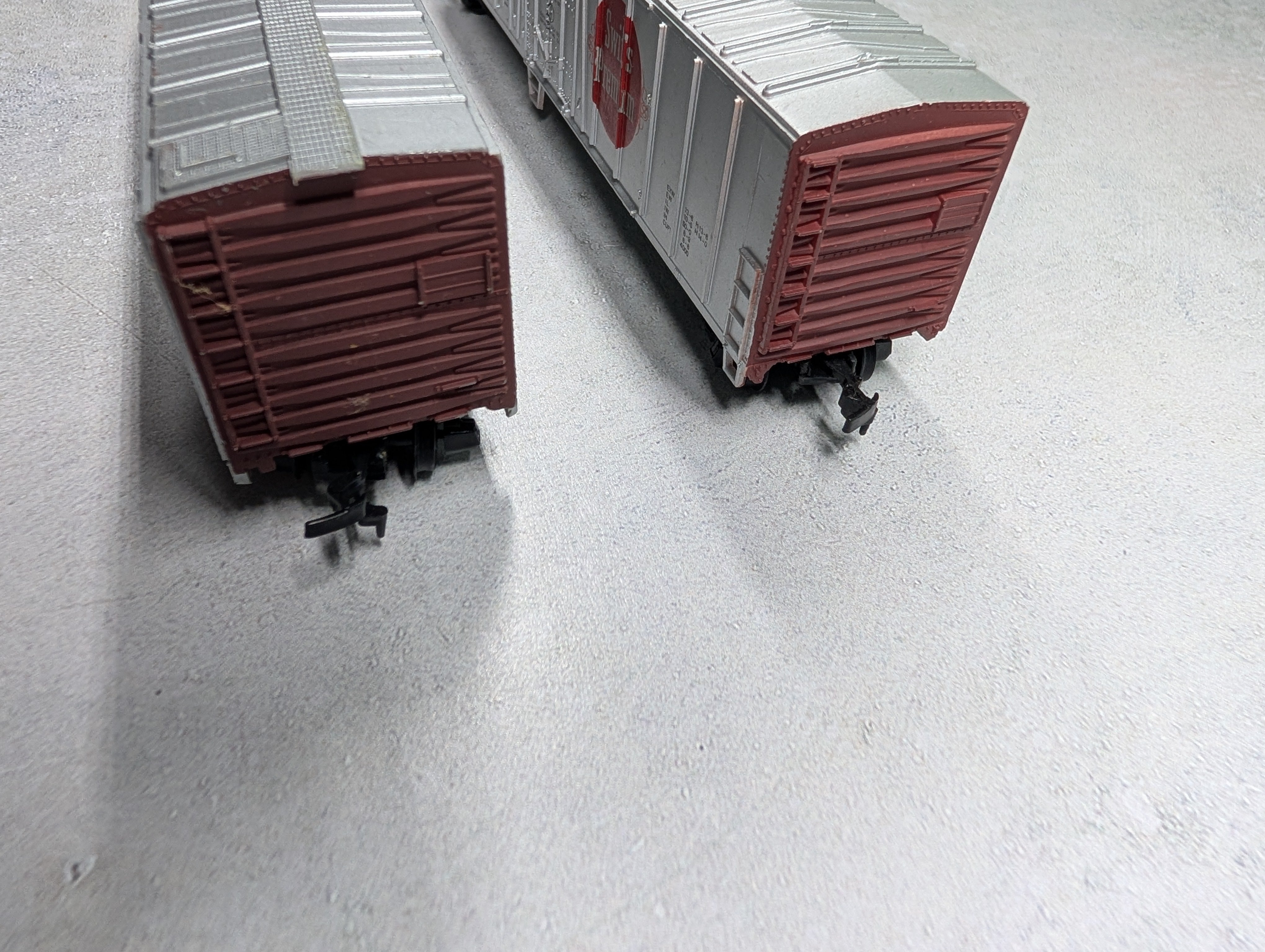USED Bachmann HO Scale 50' Reefer Box Cars Swift Refrigerator Line SRLX #4244 (2 pcs)