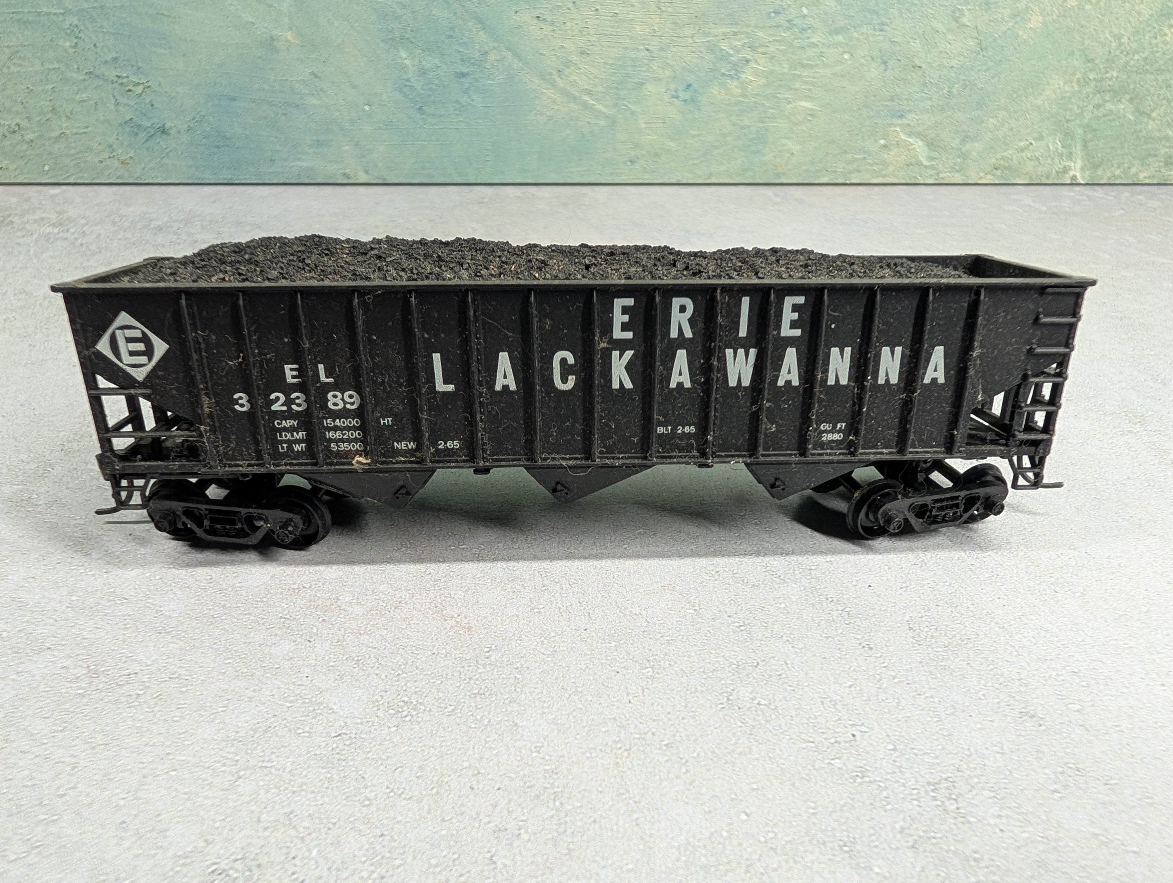 USED HO Scale 3 Bay Hopper Erie Lackawanna EL #32389 w/ Coal