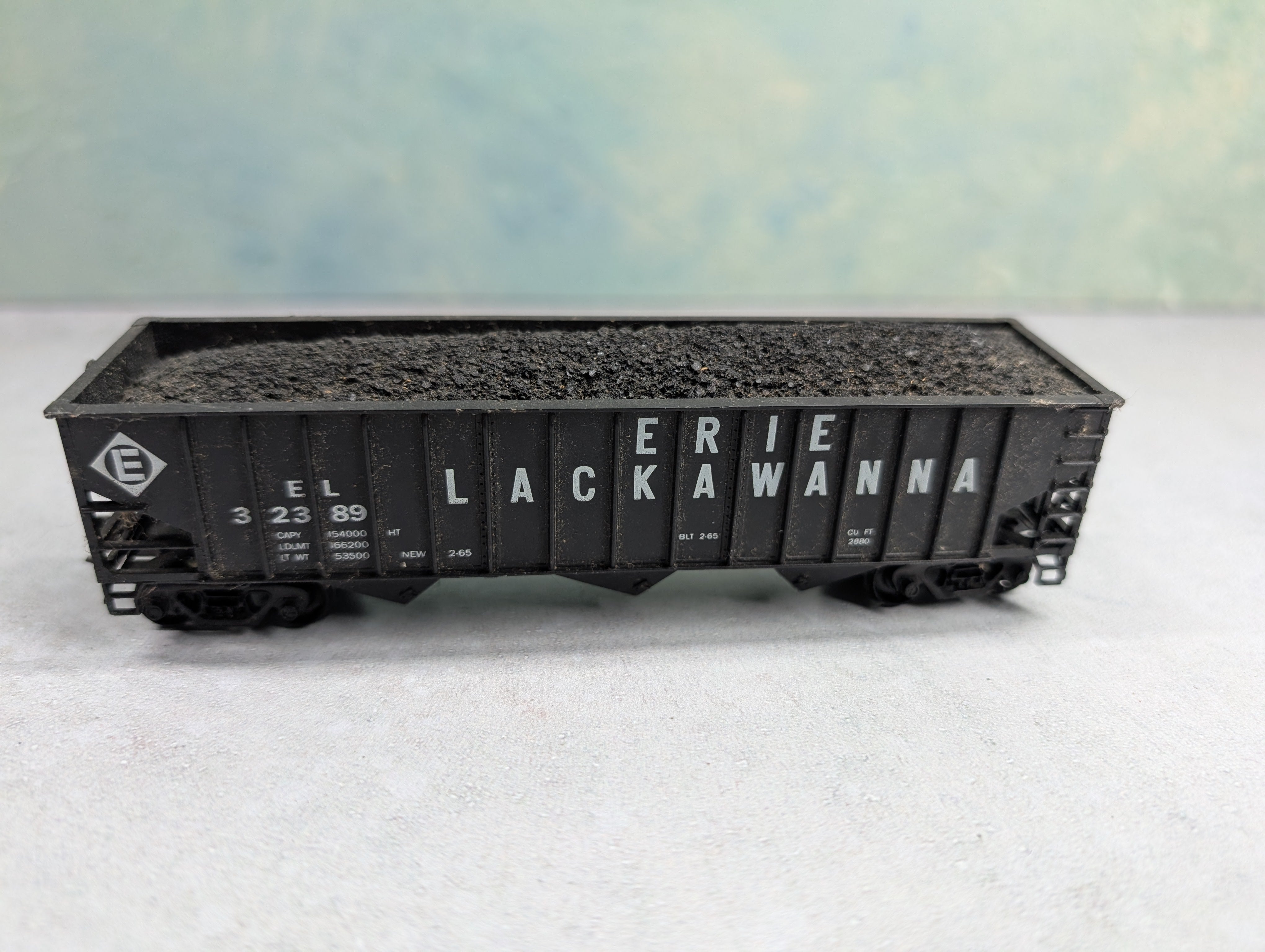 USED HO Scale 3 Bay Hopper Erie Lackawanna EL #32389 w/ Coal