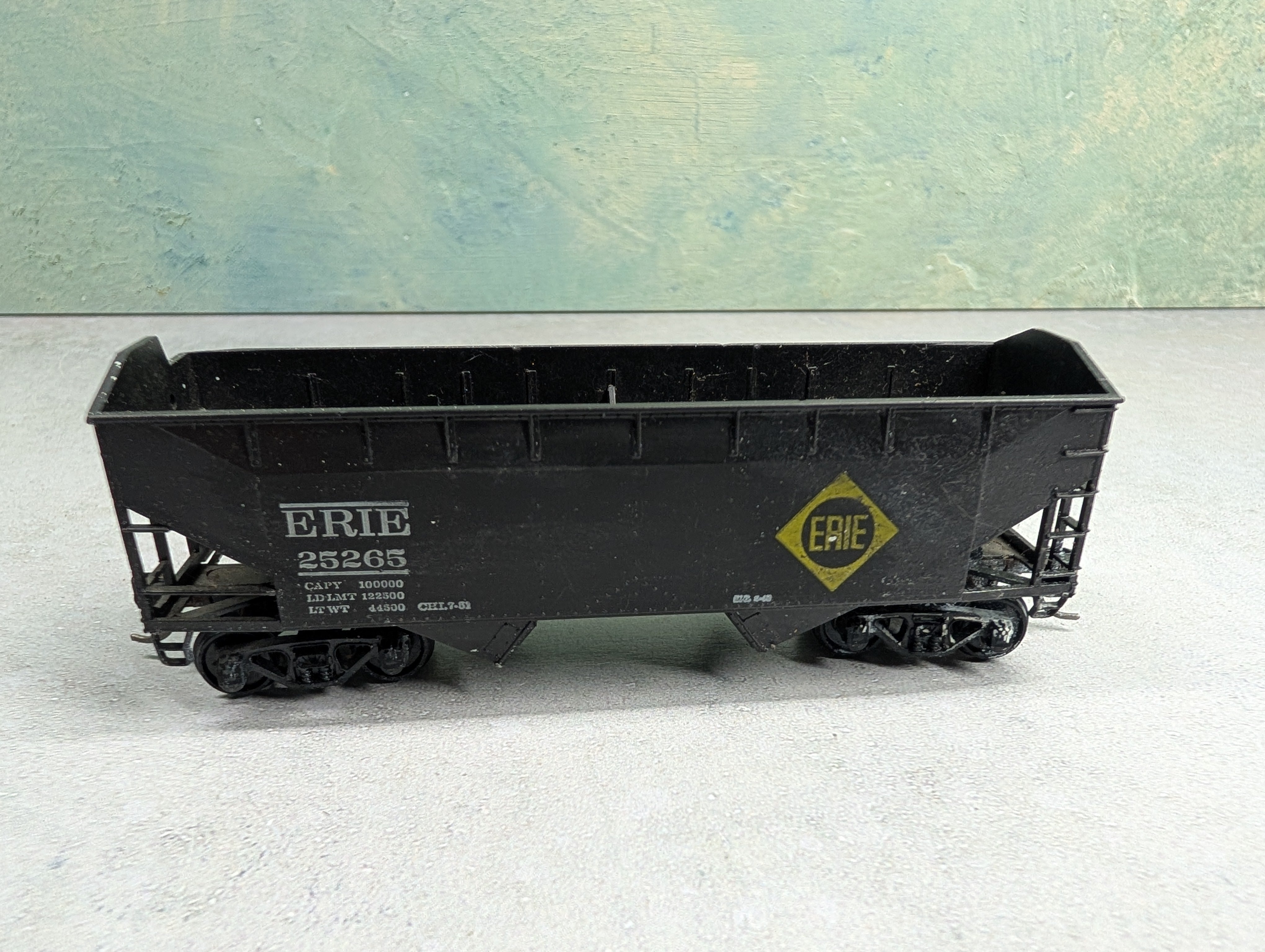 USED Athearn HO Scale 2 Bay Raised End Hopper Erie #25265